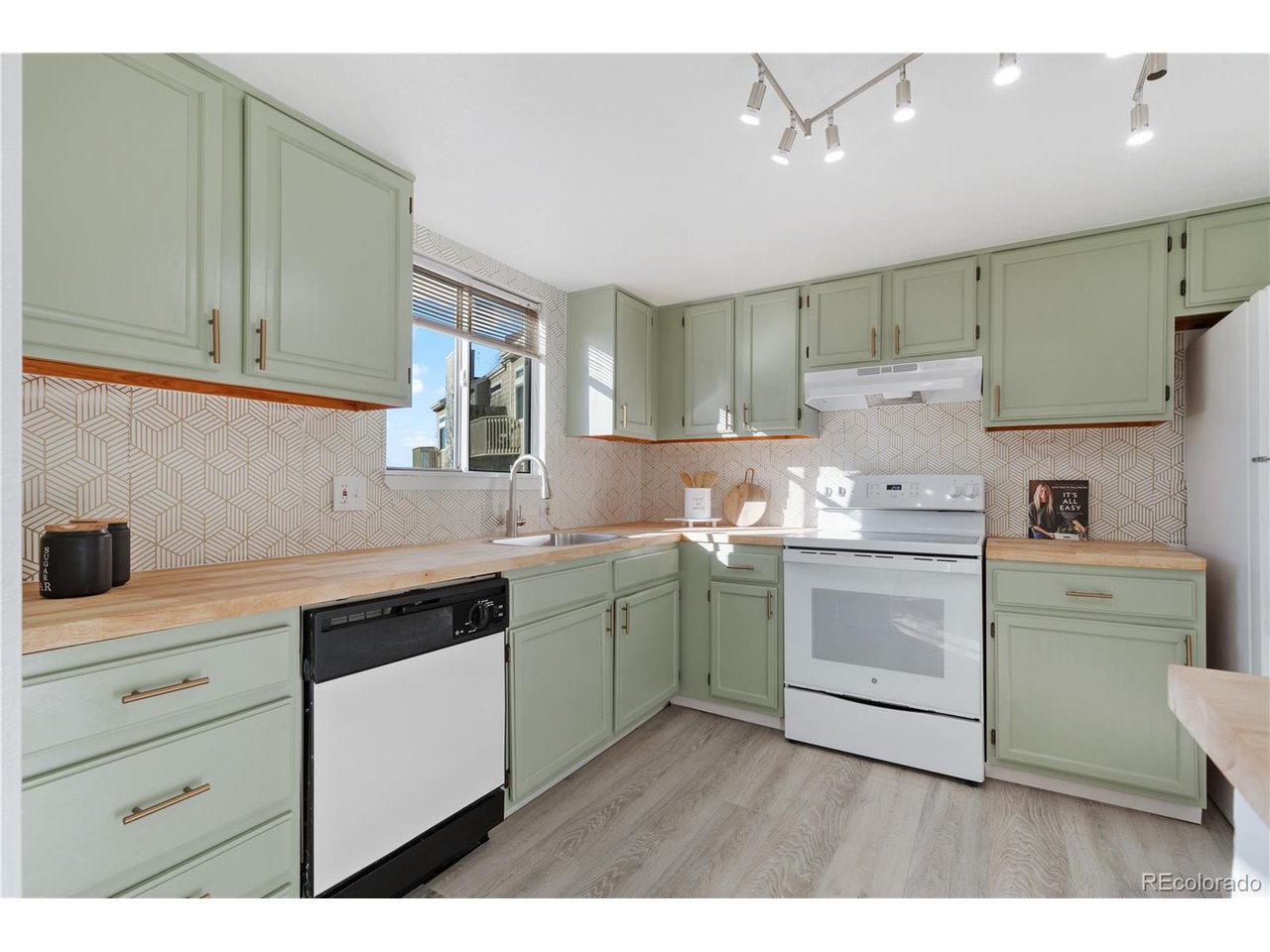 1301 S Cathay Ct 106