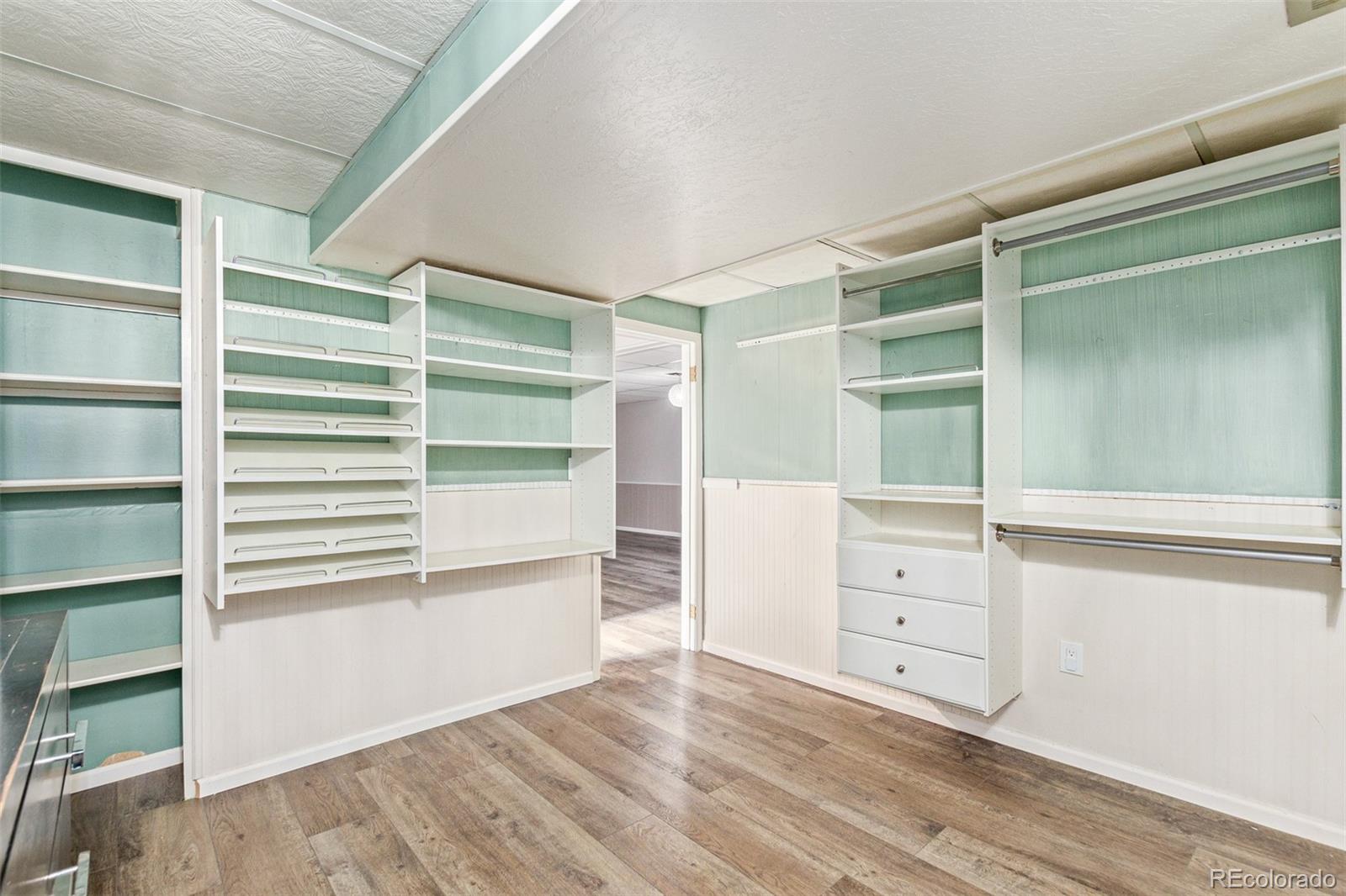 6844 W 76th Place