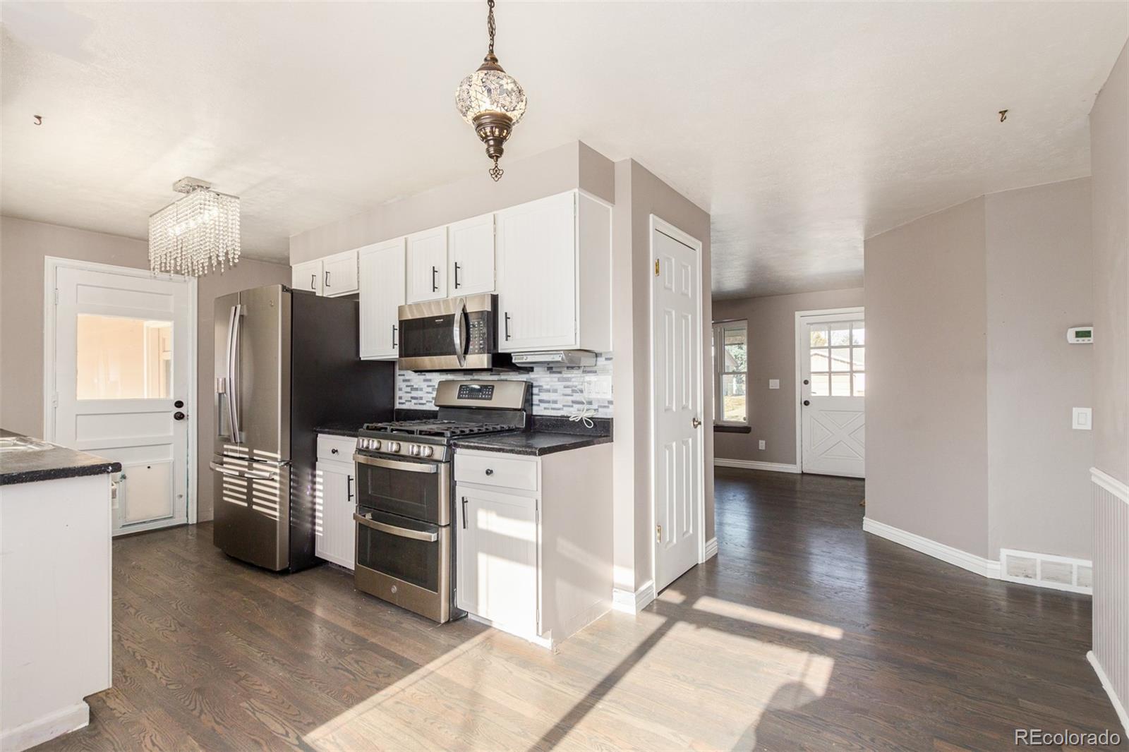 6844 W 76th Place