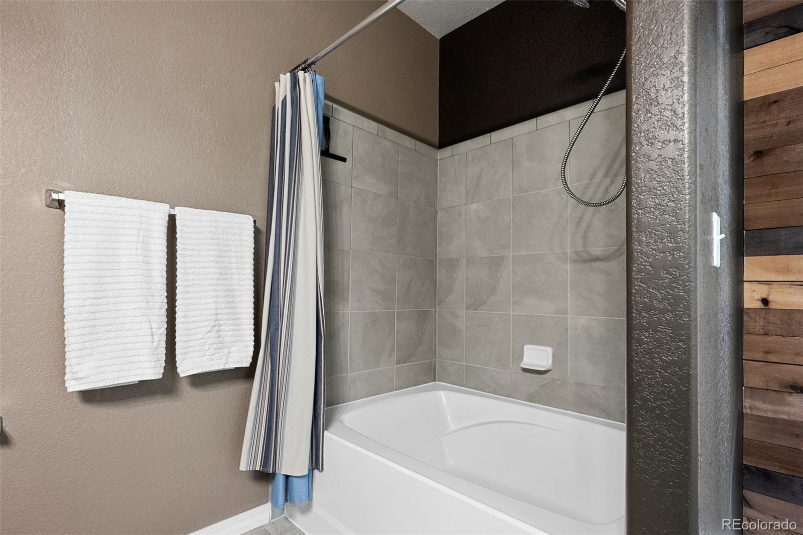 7410 Gorgeted Quail Grove