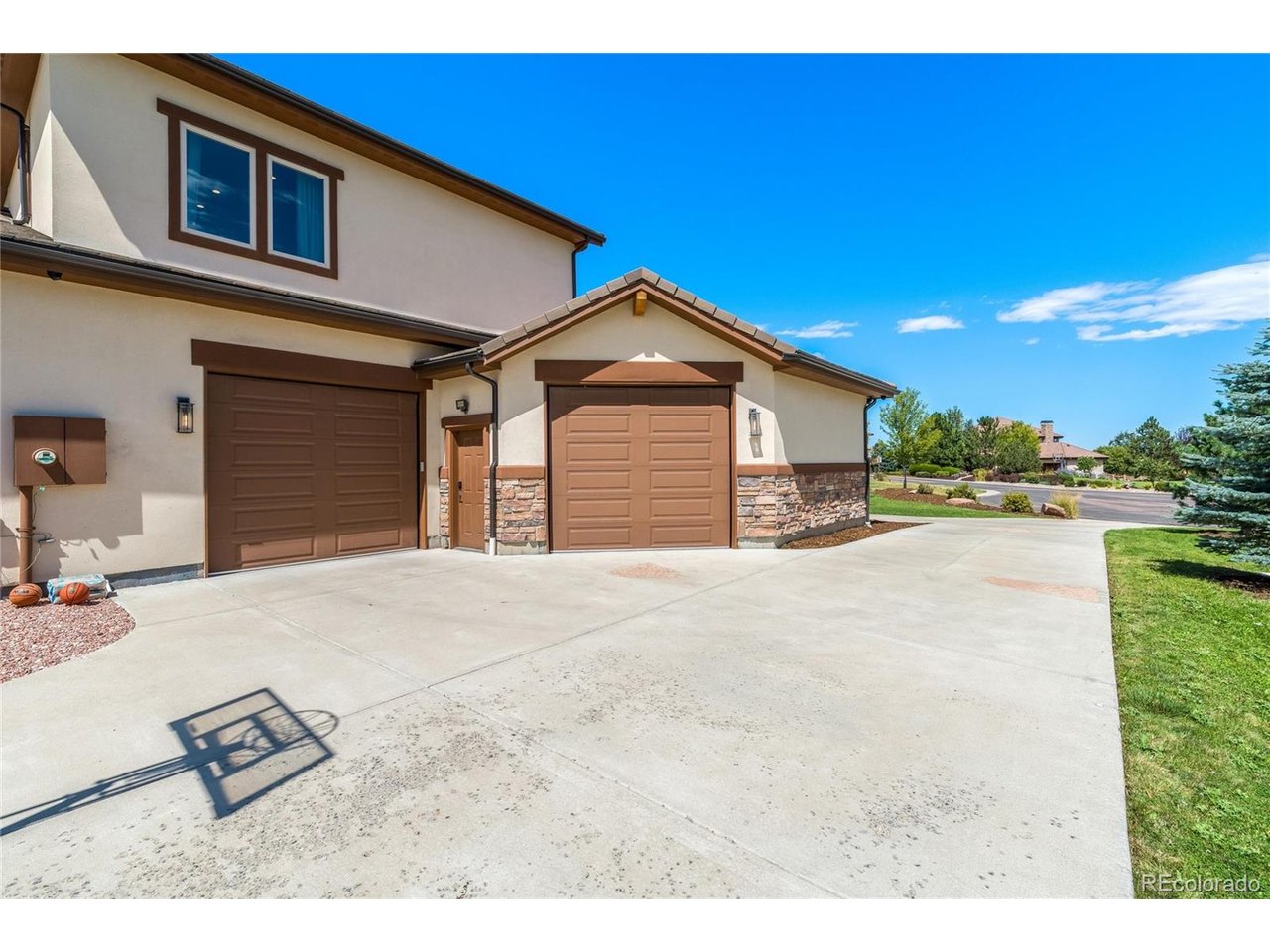 5709 Campina Way