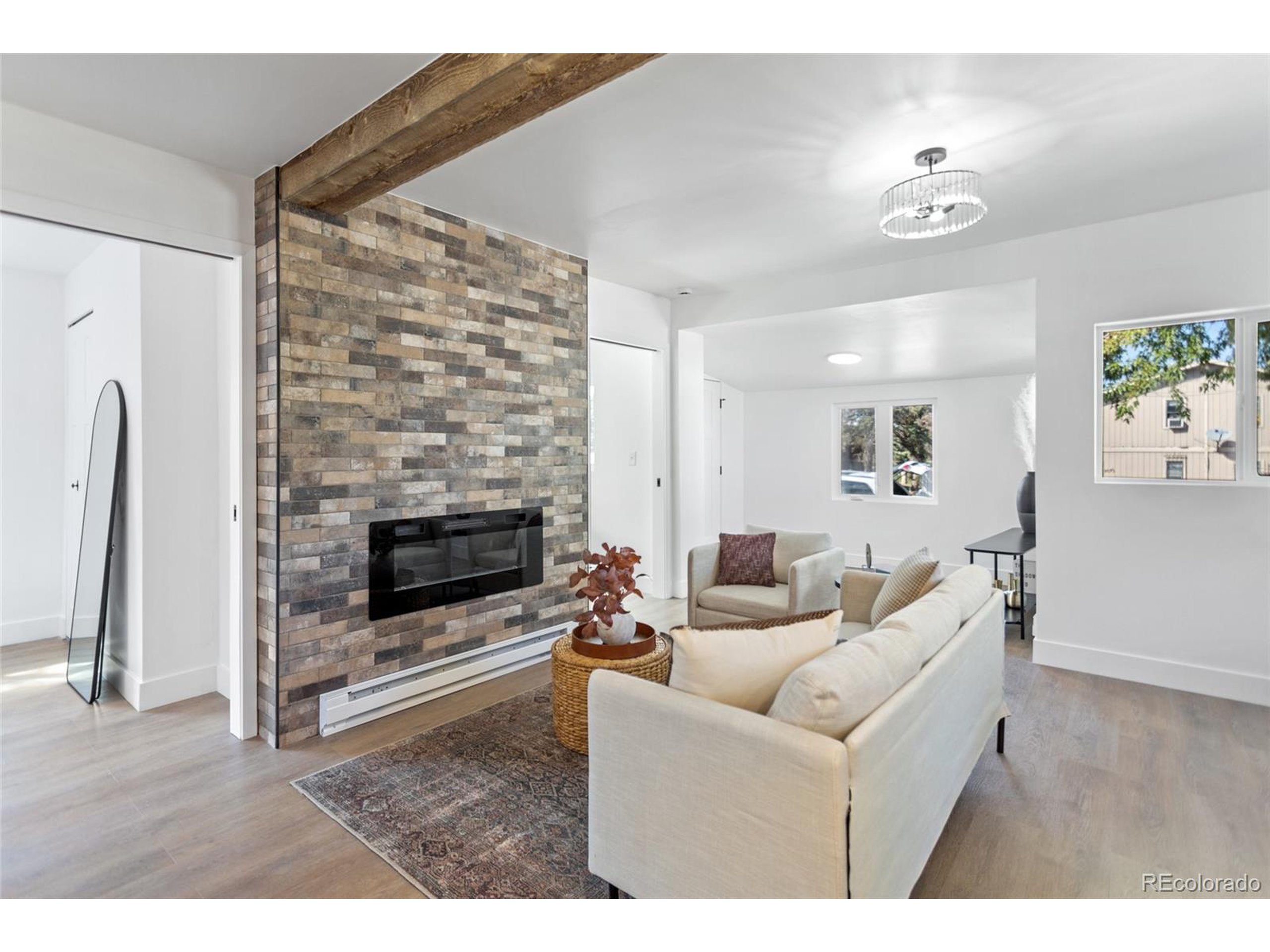 3082 W Center Ave