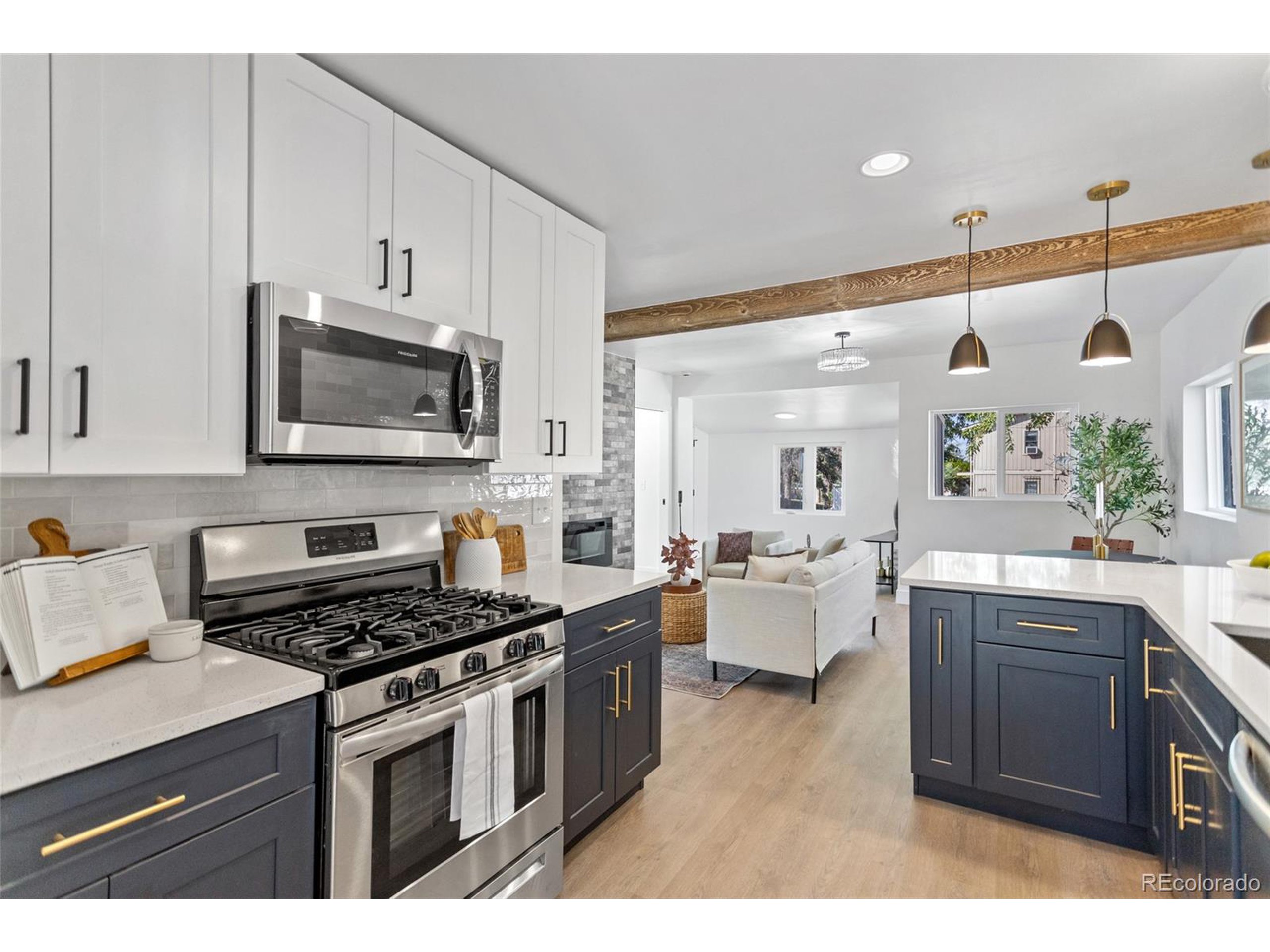 3082 W Center Ave