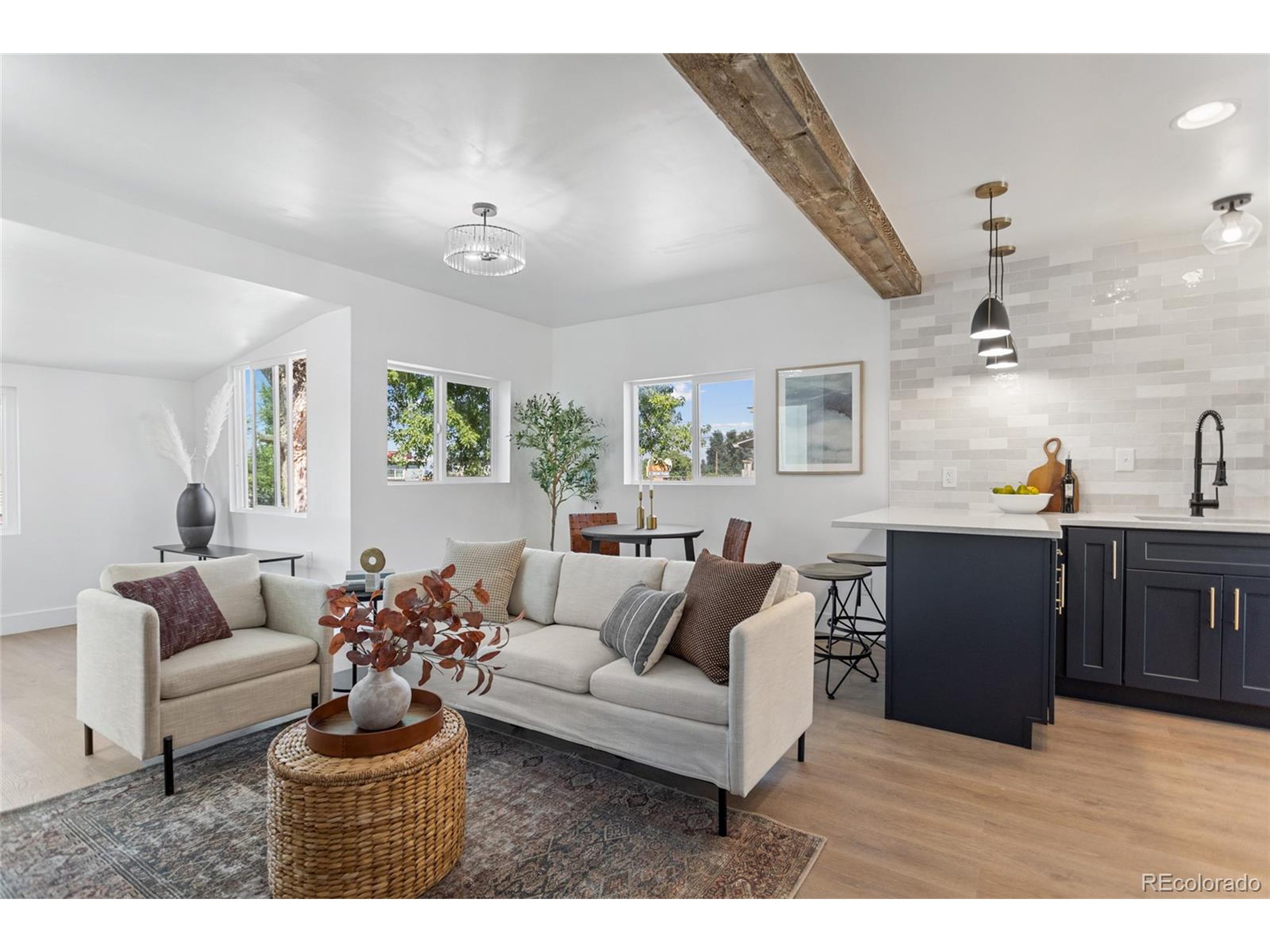 3082 W Center Ave