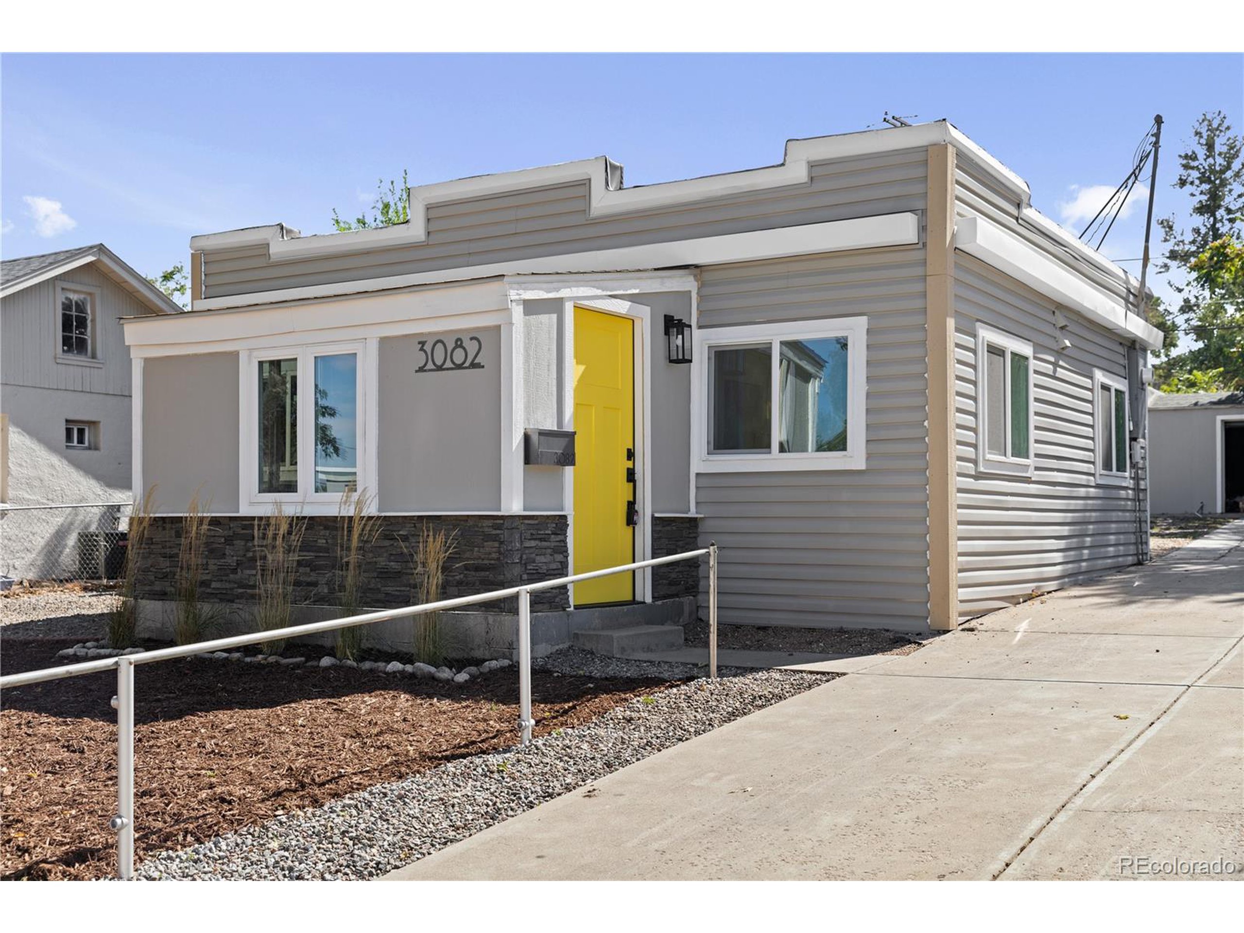 3082 W Center Ave