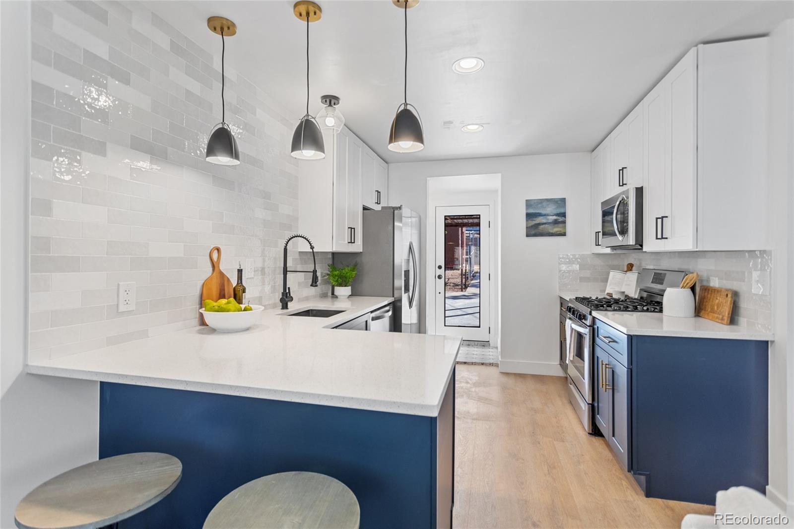 3082 W Center Avenue