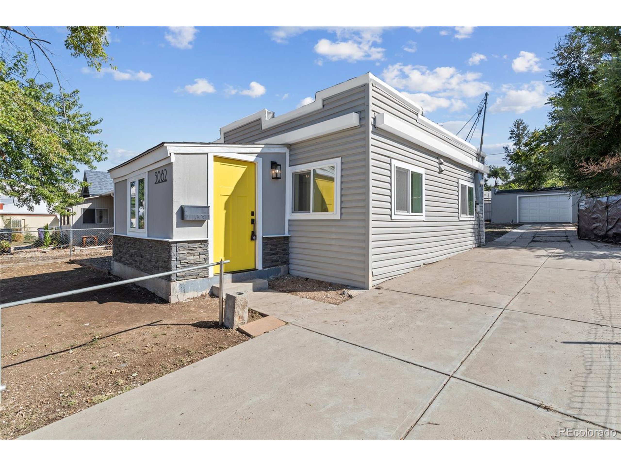 3082 W Center Ave