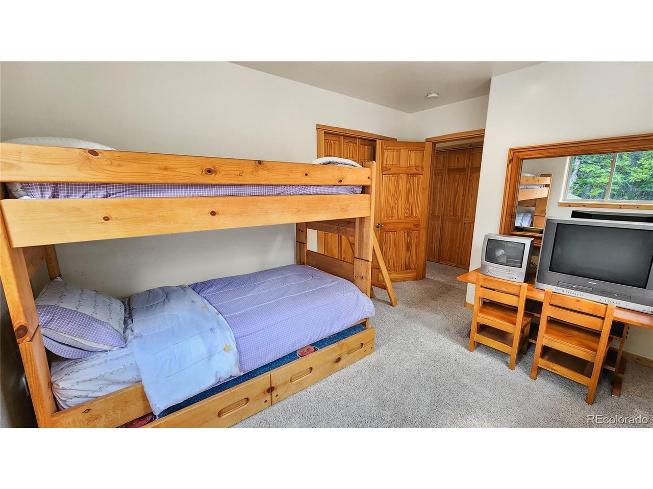 1736 Valley Of The Sun Dr