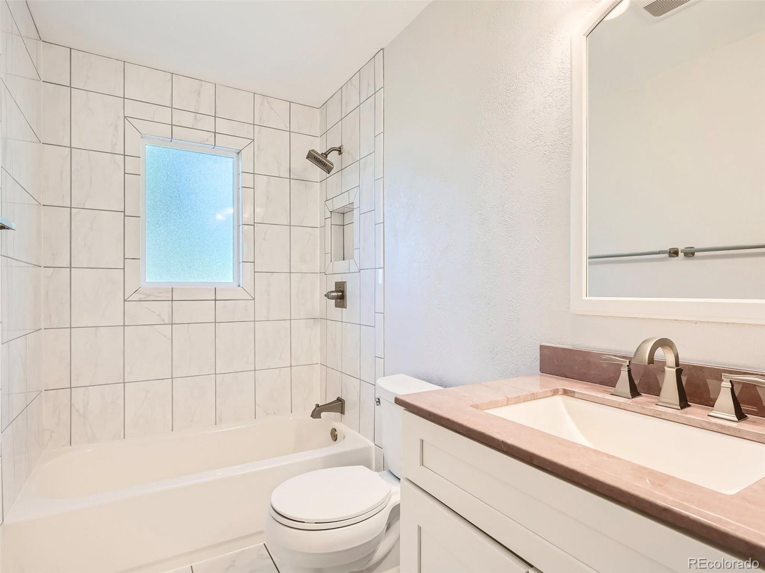 526 E Otero Ct