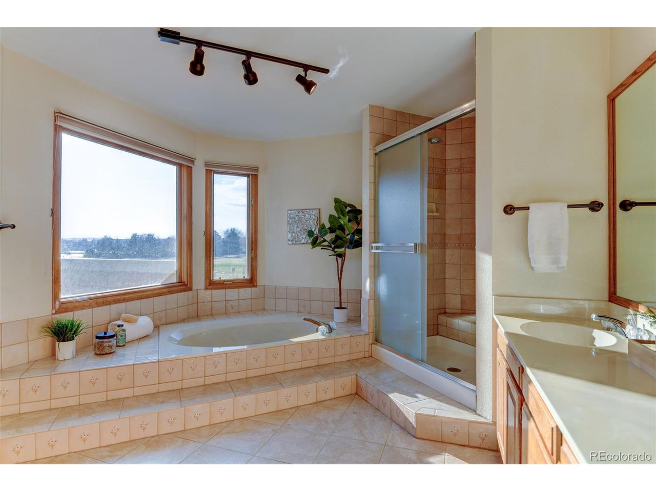 1235 Oakhurst Dr