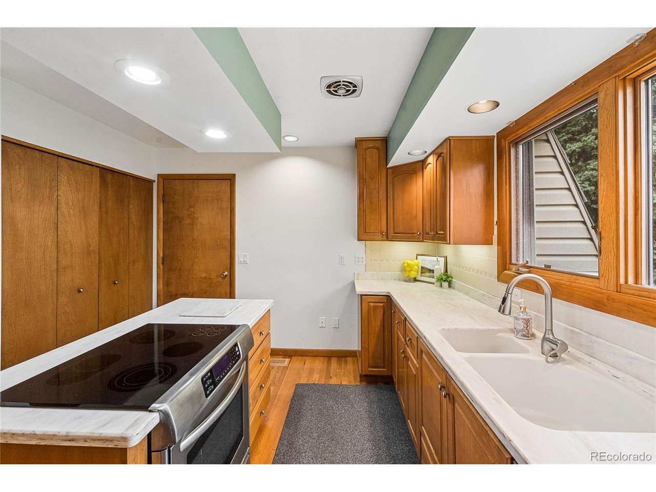 32 Douglas Dr S