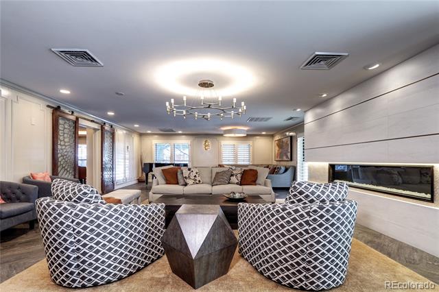 130 N Pearl Street Unit: 1606
