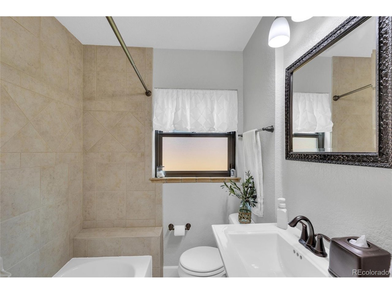 3232 W Scott Pl