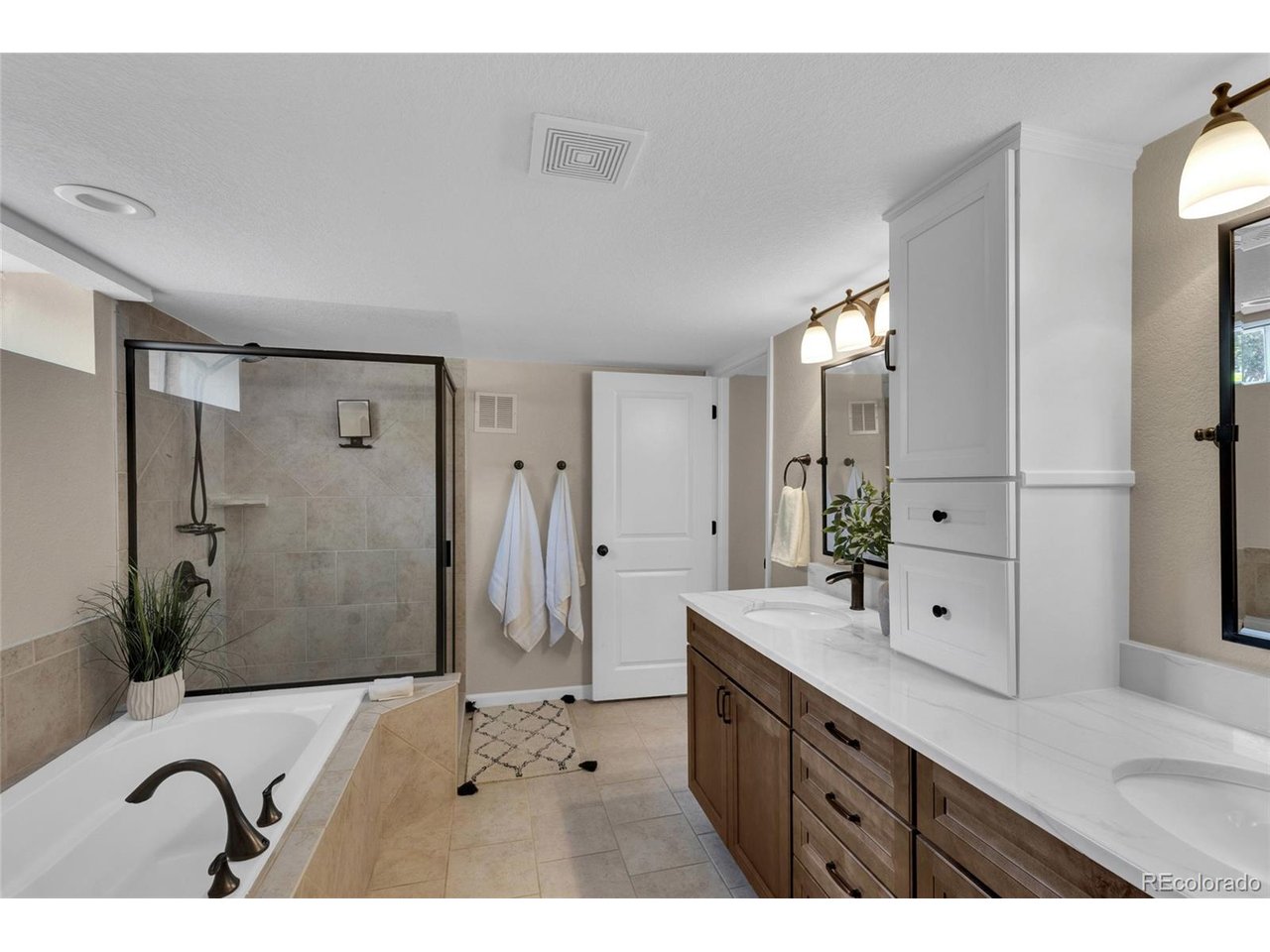 3232 W Scott Pl