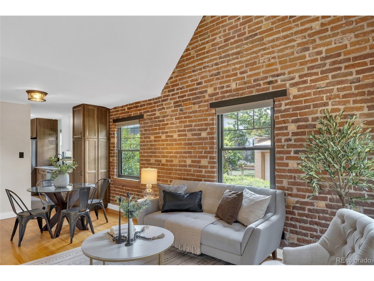 3232 W Scott Pl