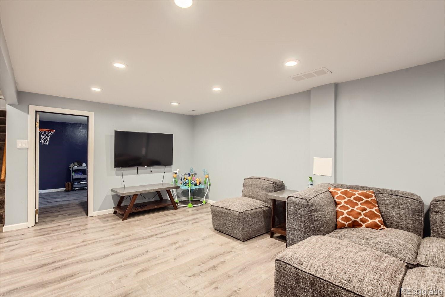 277 W Delaware Circle