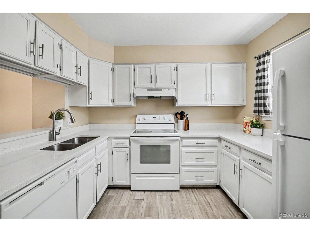 1811 S Quebec Way 240