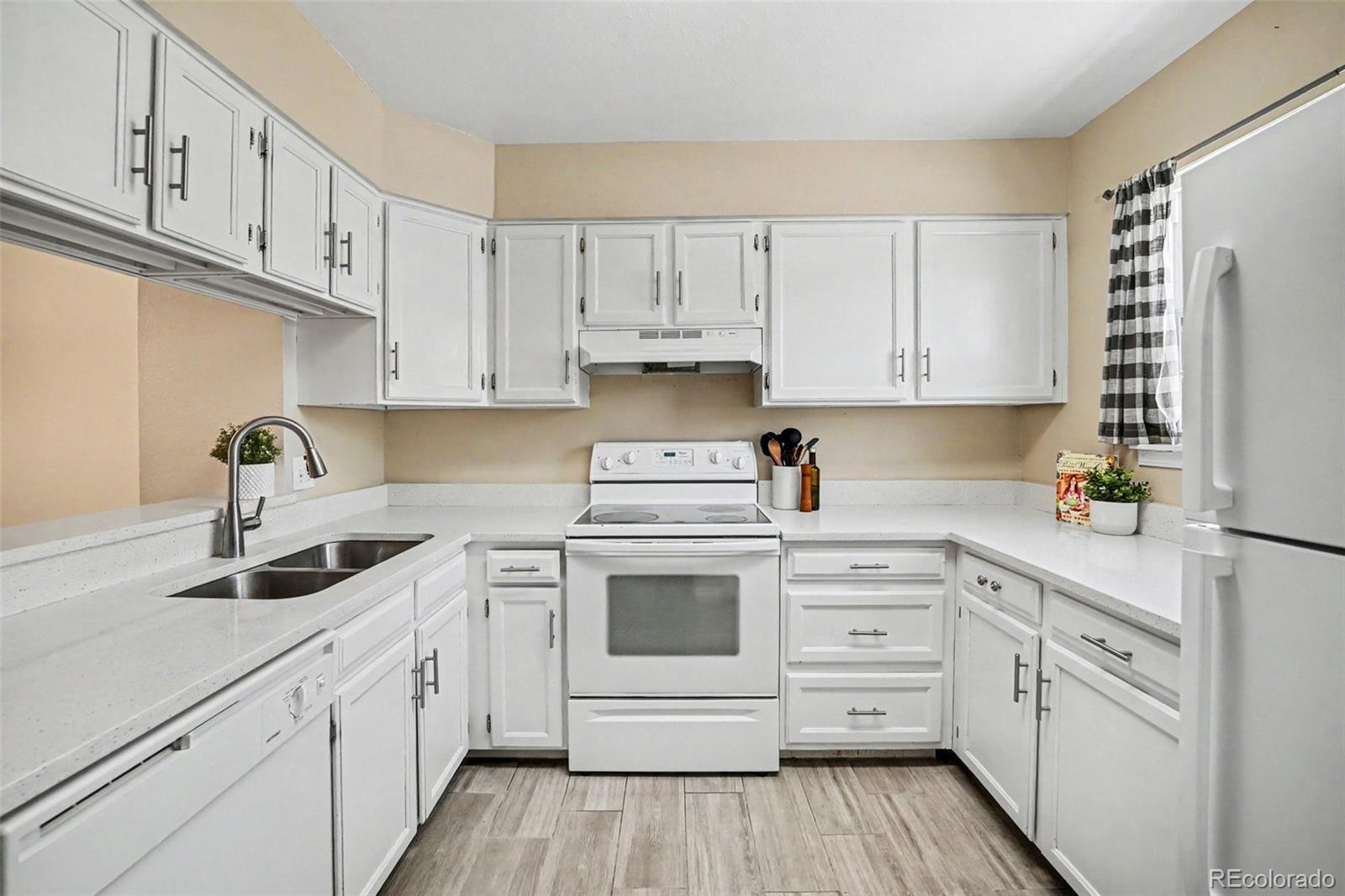 1811 S Quebec Way Unit: 240