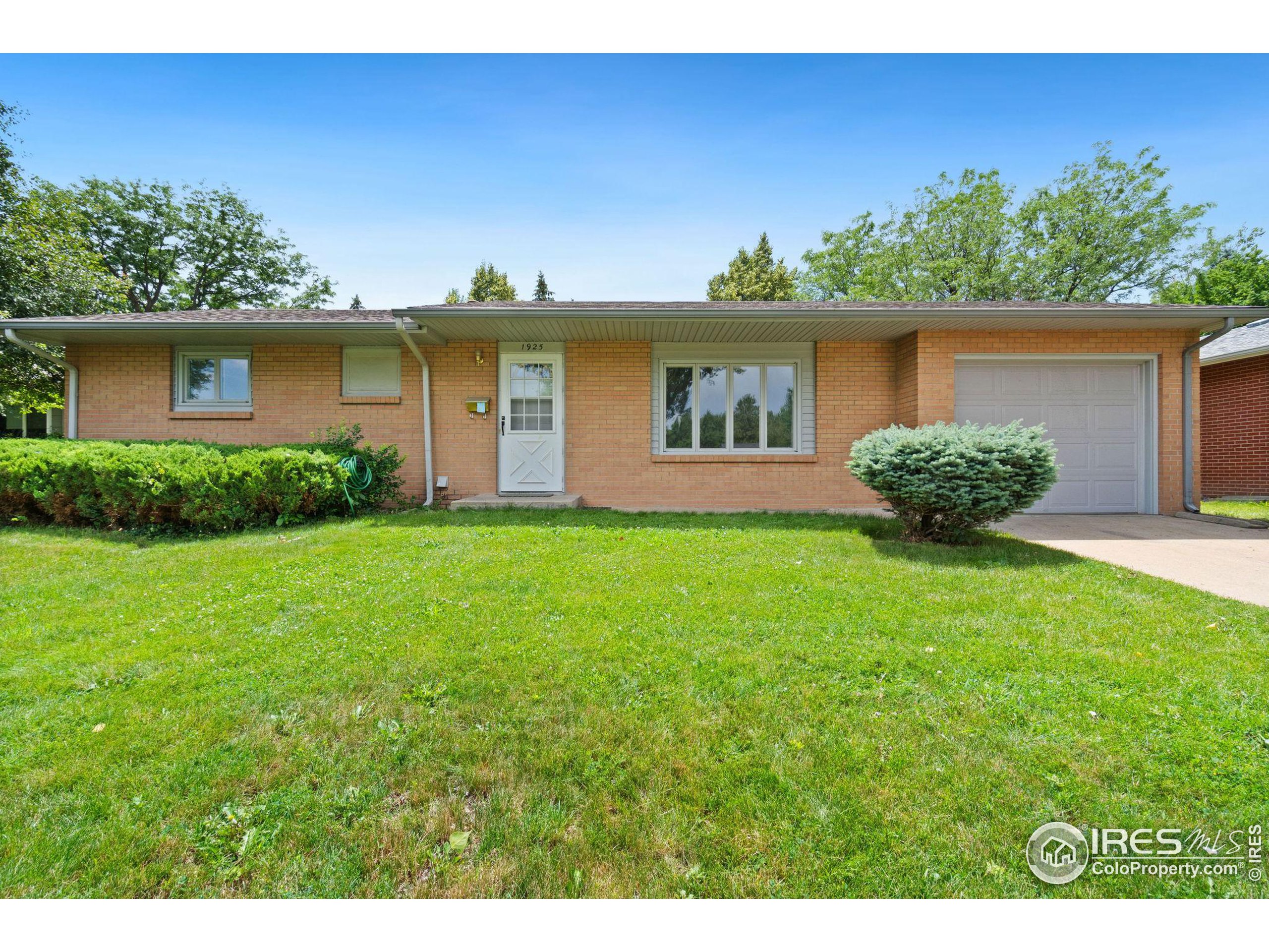 1925 Oakwood Dr