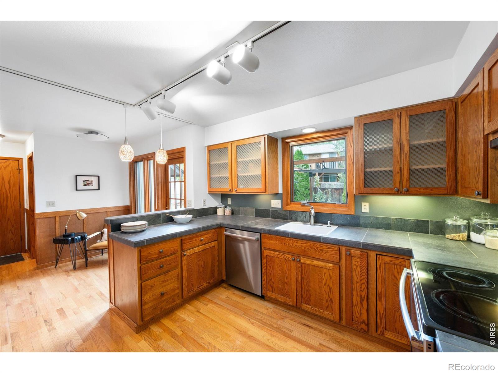 900 Whalers Way