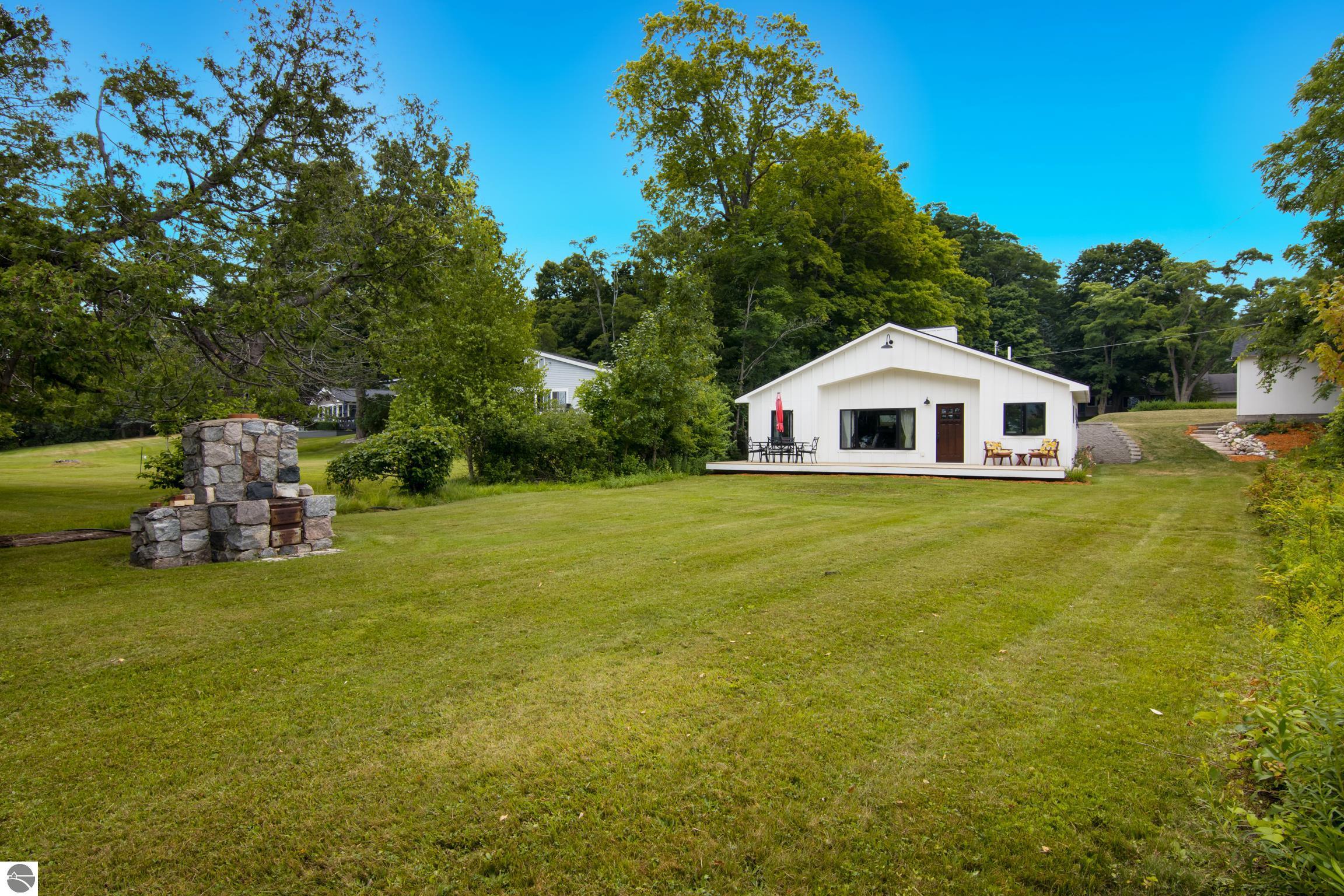 8489 S Glen Lake Road