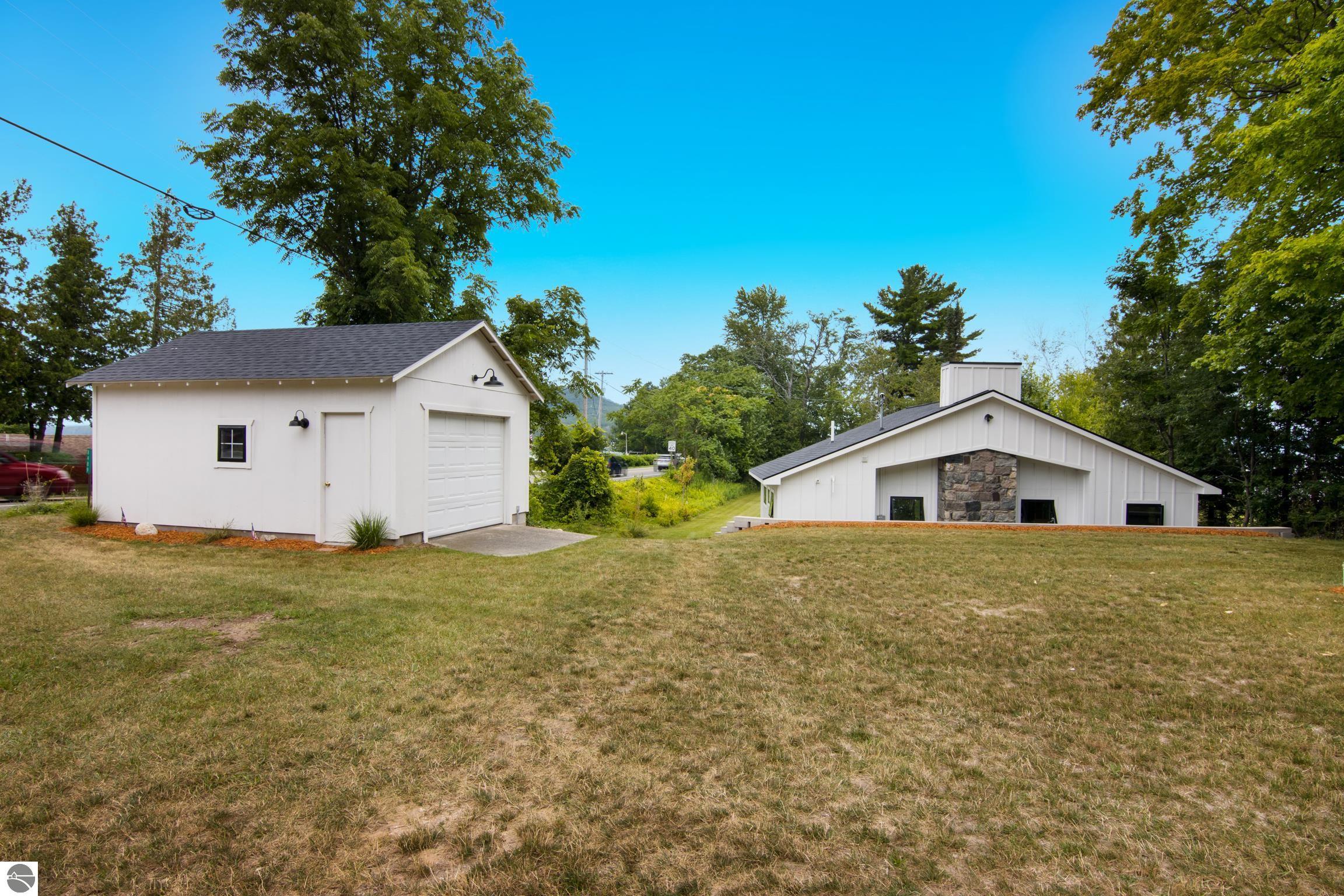 8489 S Glen Lake Road