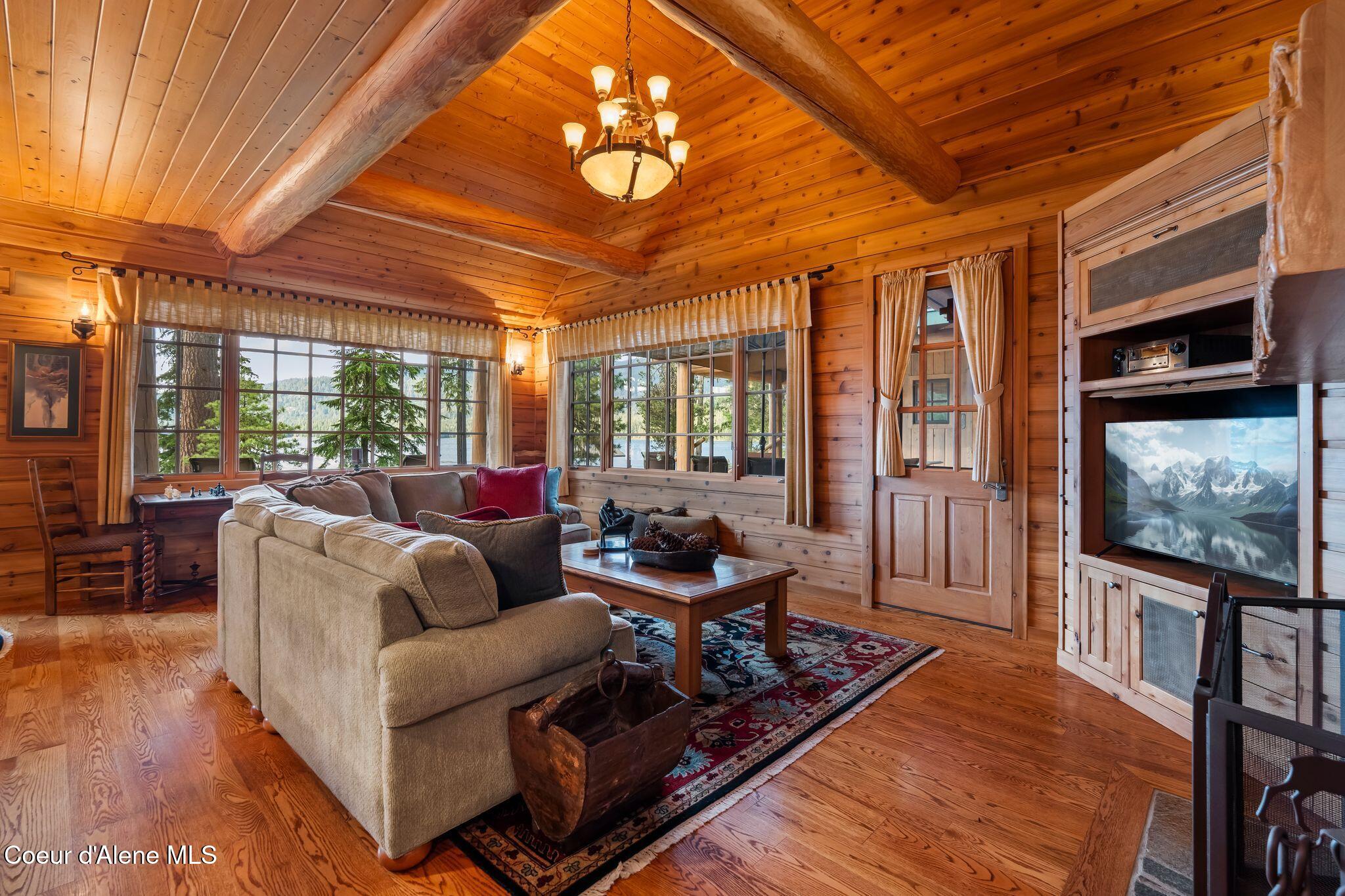 286 E Canoe Point Rd