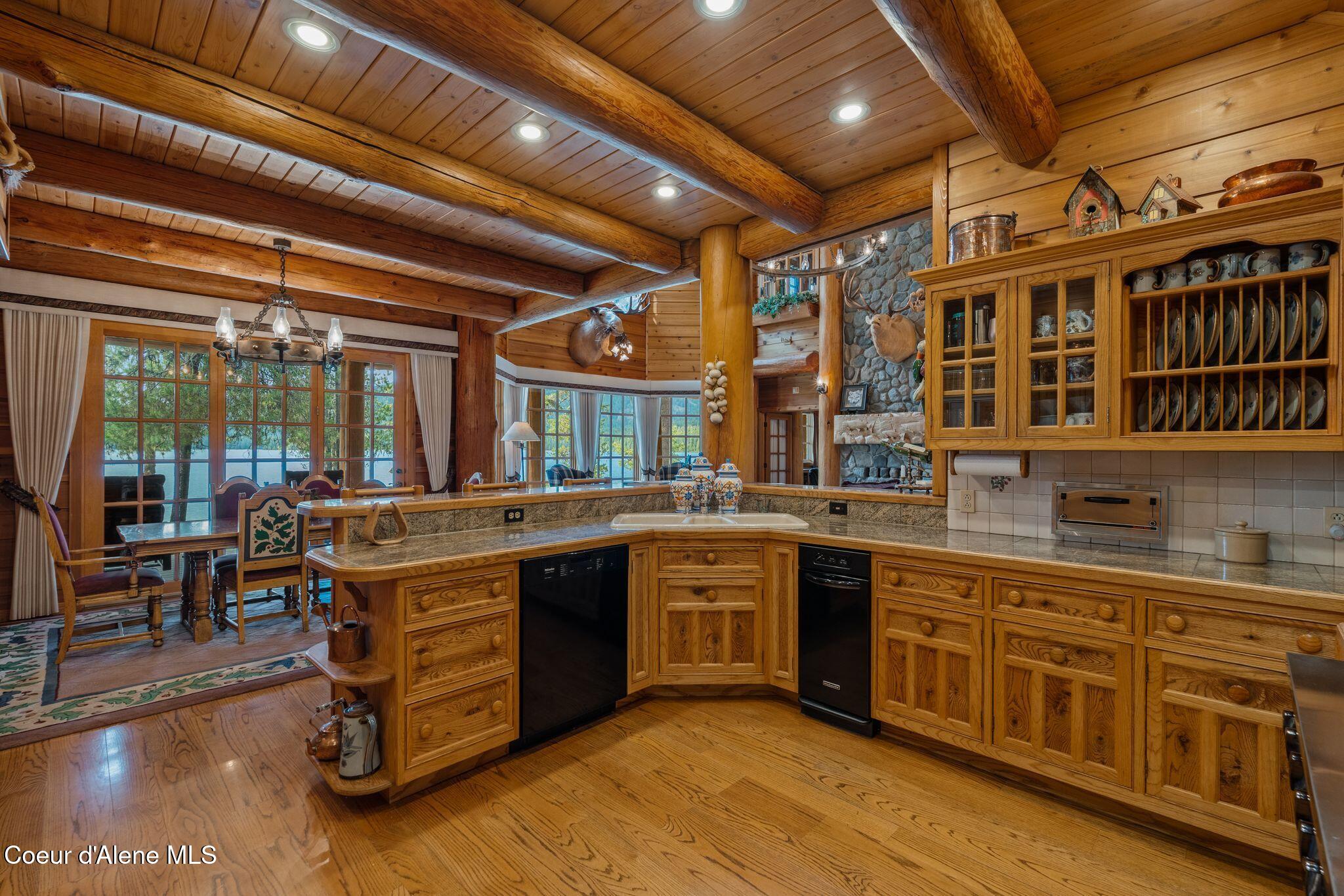 286 E Canoe Point Rd