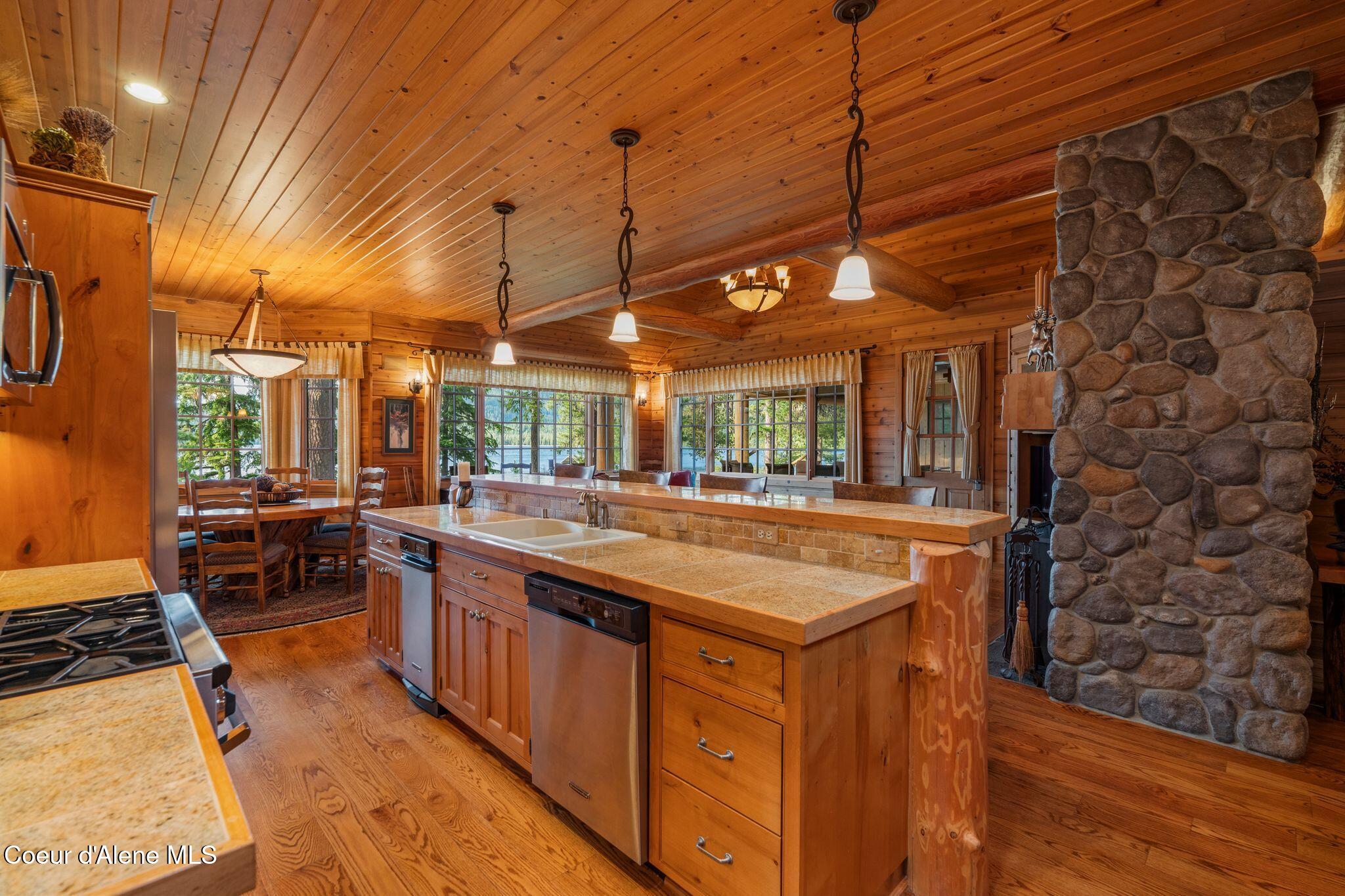 286 E Canoe Point Rd