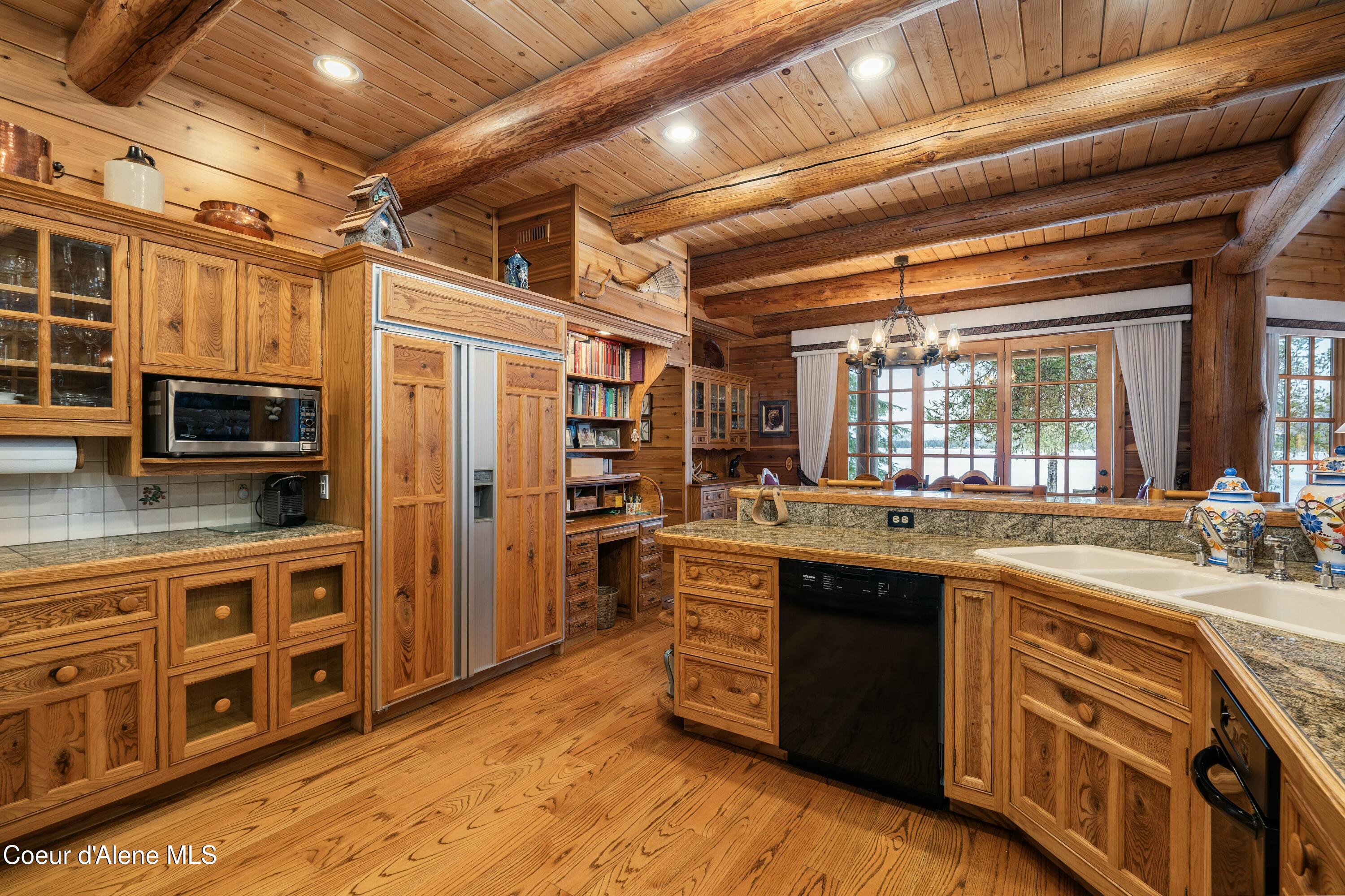 286 E Canoe Point Rd