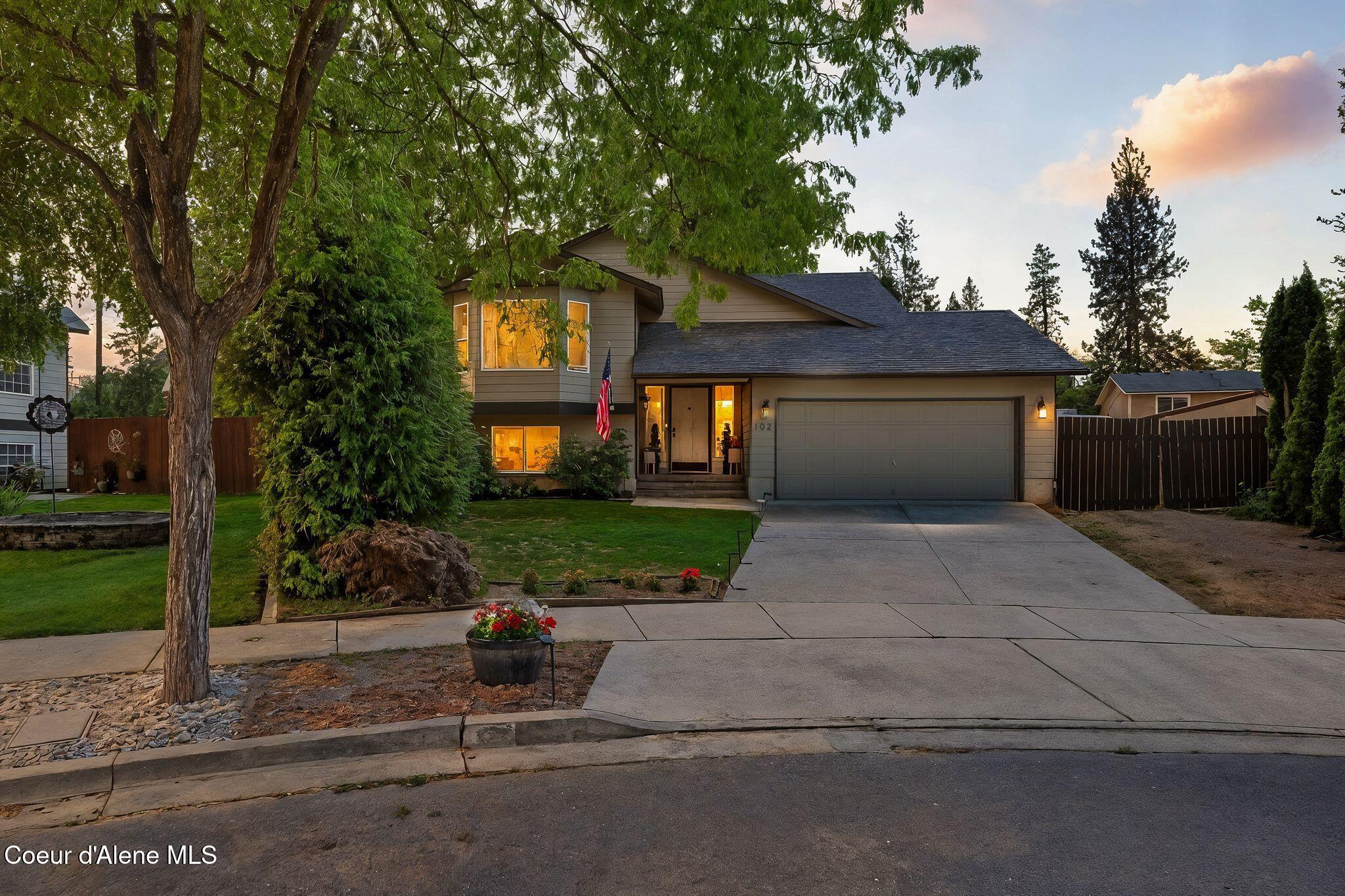 102 S RIVERWOOD CT