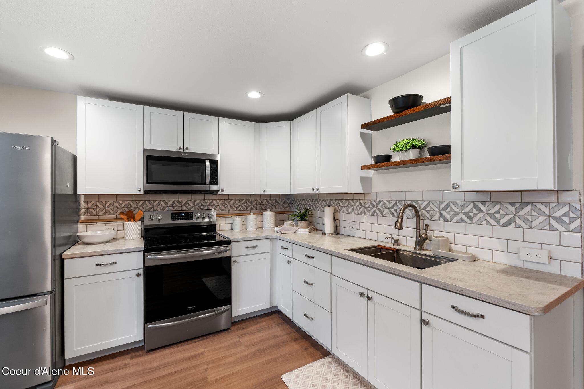 102 S RIVERWOOD CT