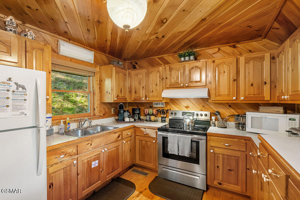 2732 Pine Crest Lane Lane