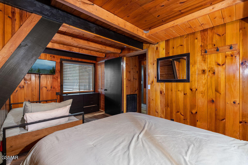 1043 Ski Mountain Road Road