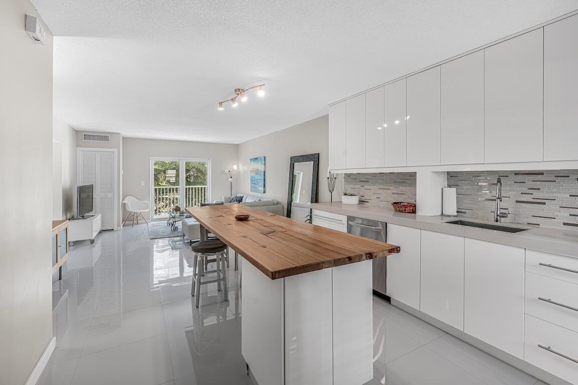 200 E Royal Palm Road 2080