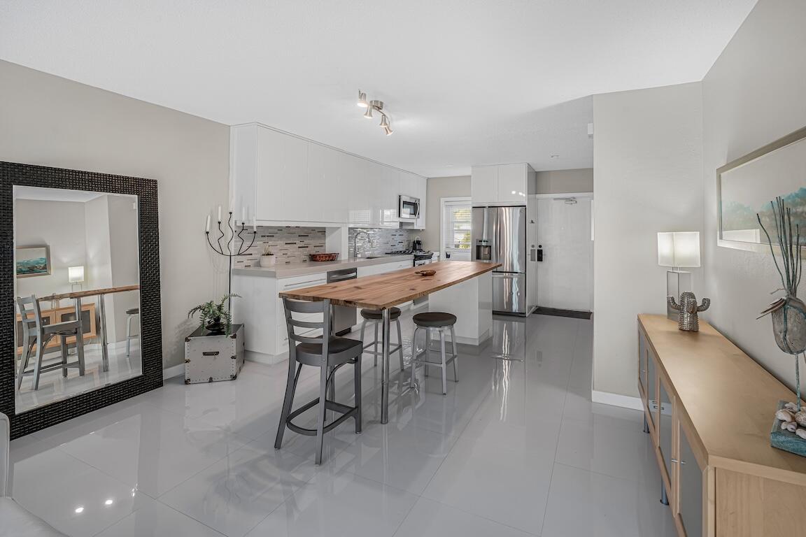 200 E Royal Palm Road 2080