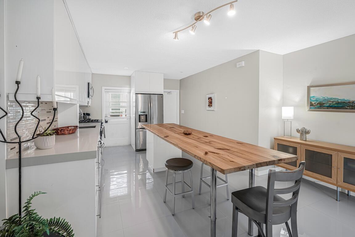 200 E Royal Palm Road 2080