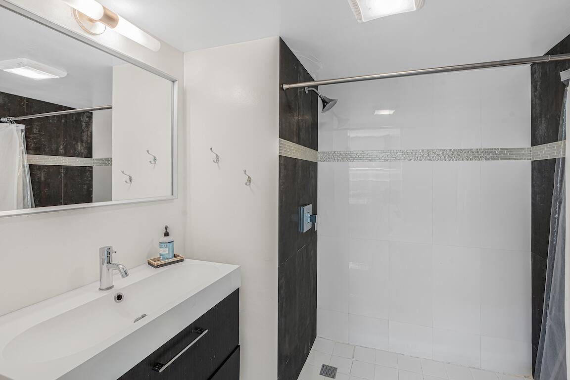 200 E Royal Palm Road 2080