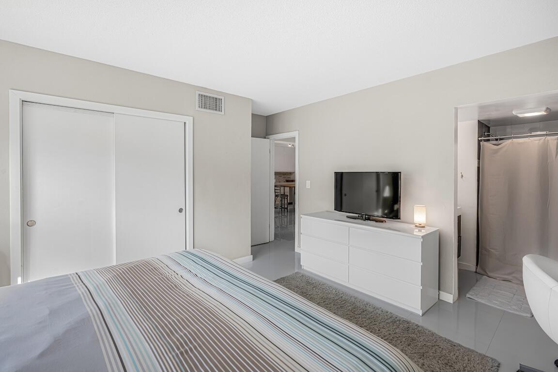 200 E Royal Palm Road 2080