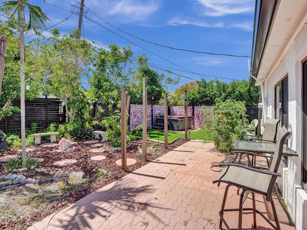 2099 NE 4th Court