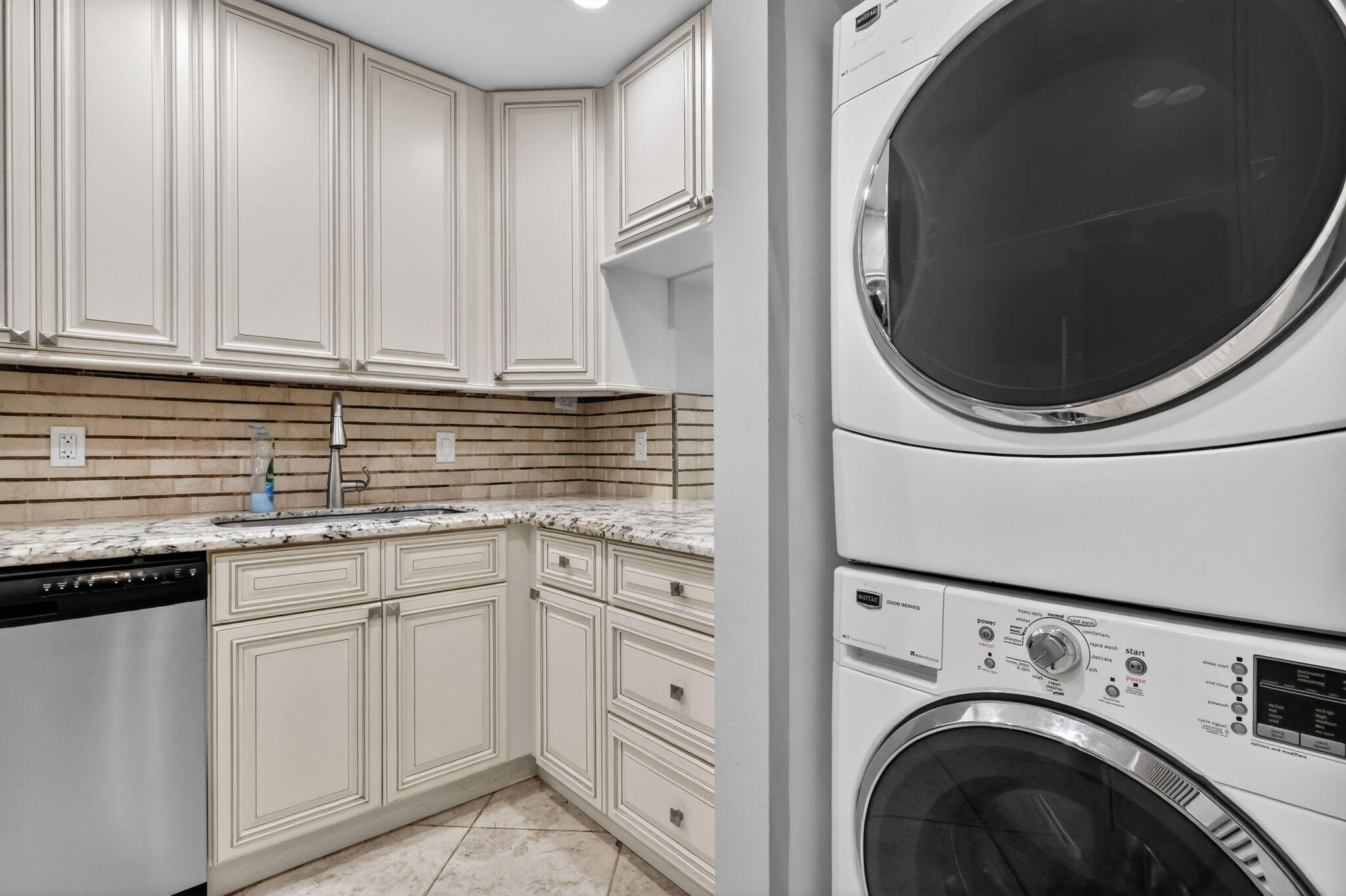 41 Stratford Lane W B