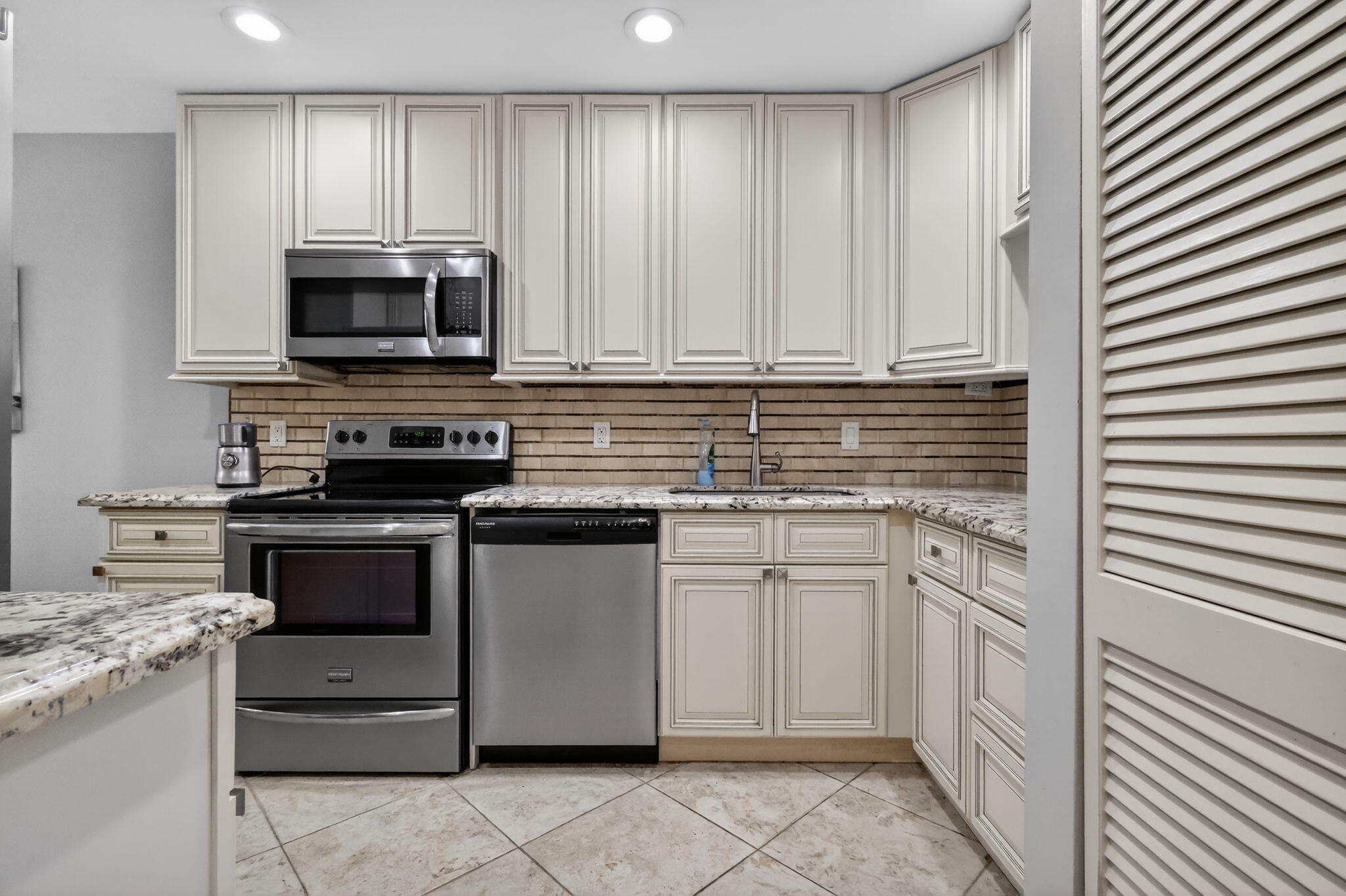 41 Stratford Lane W B