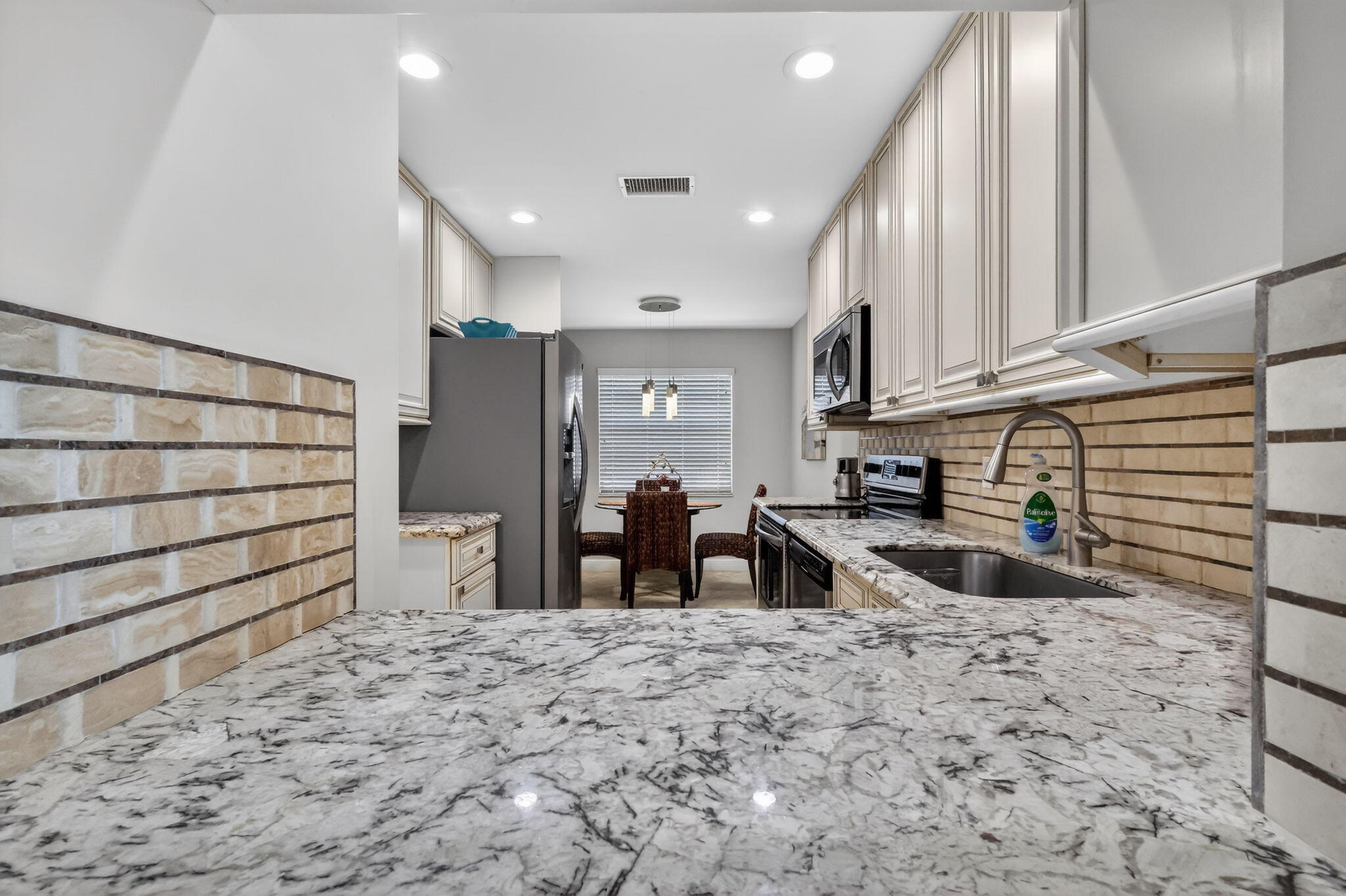 41 Stratford Lane W B