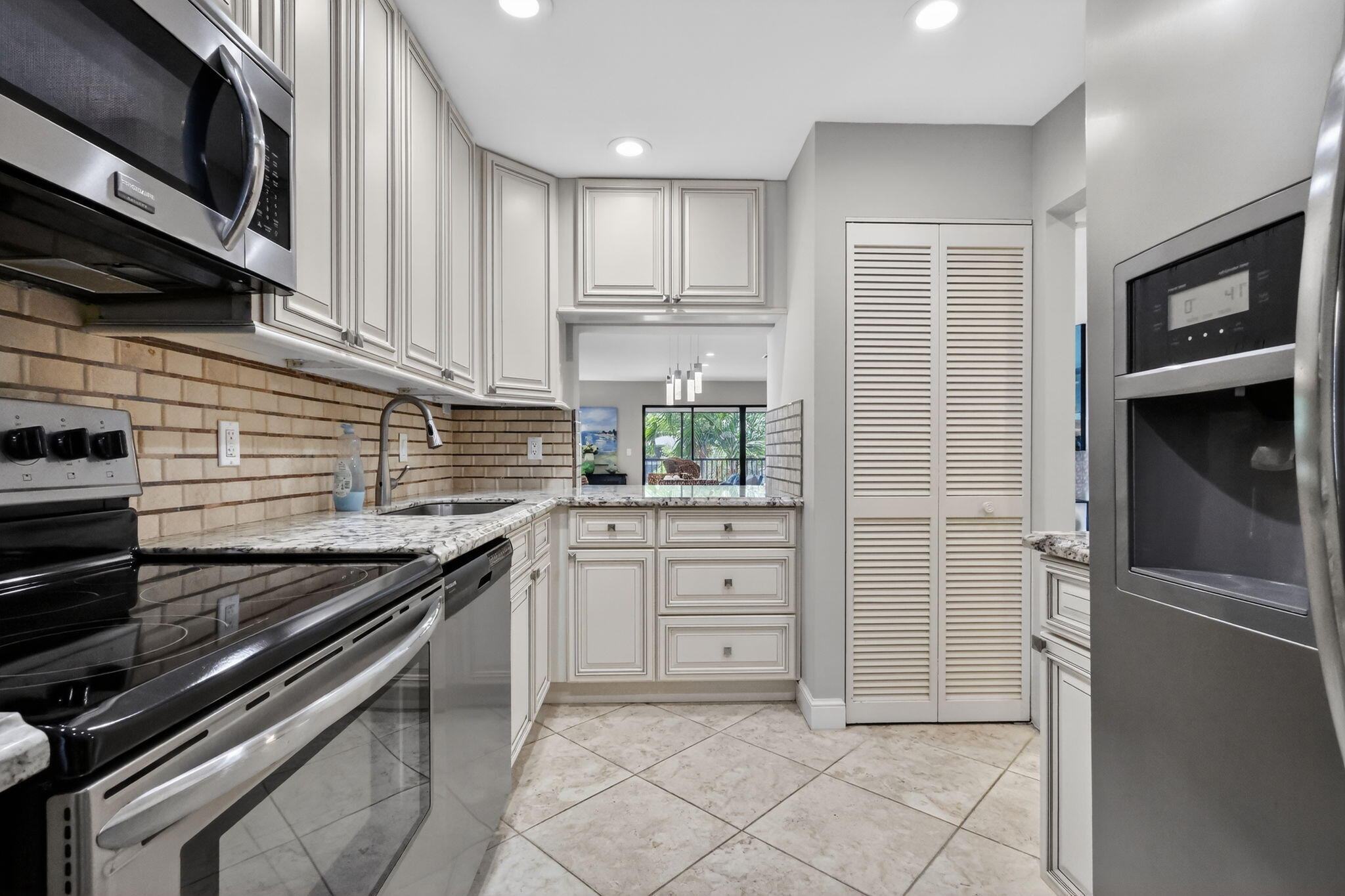 41 Stratford Lane W B