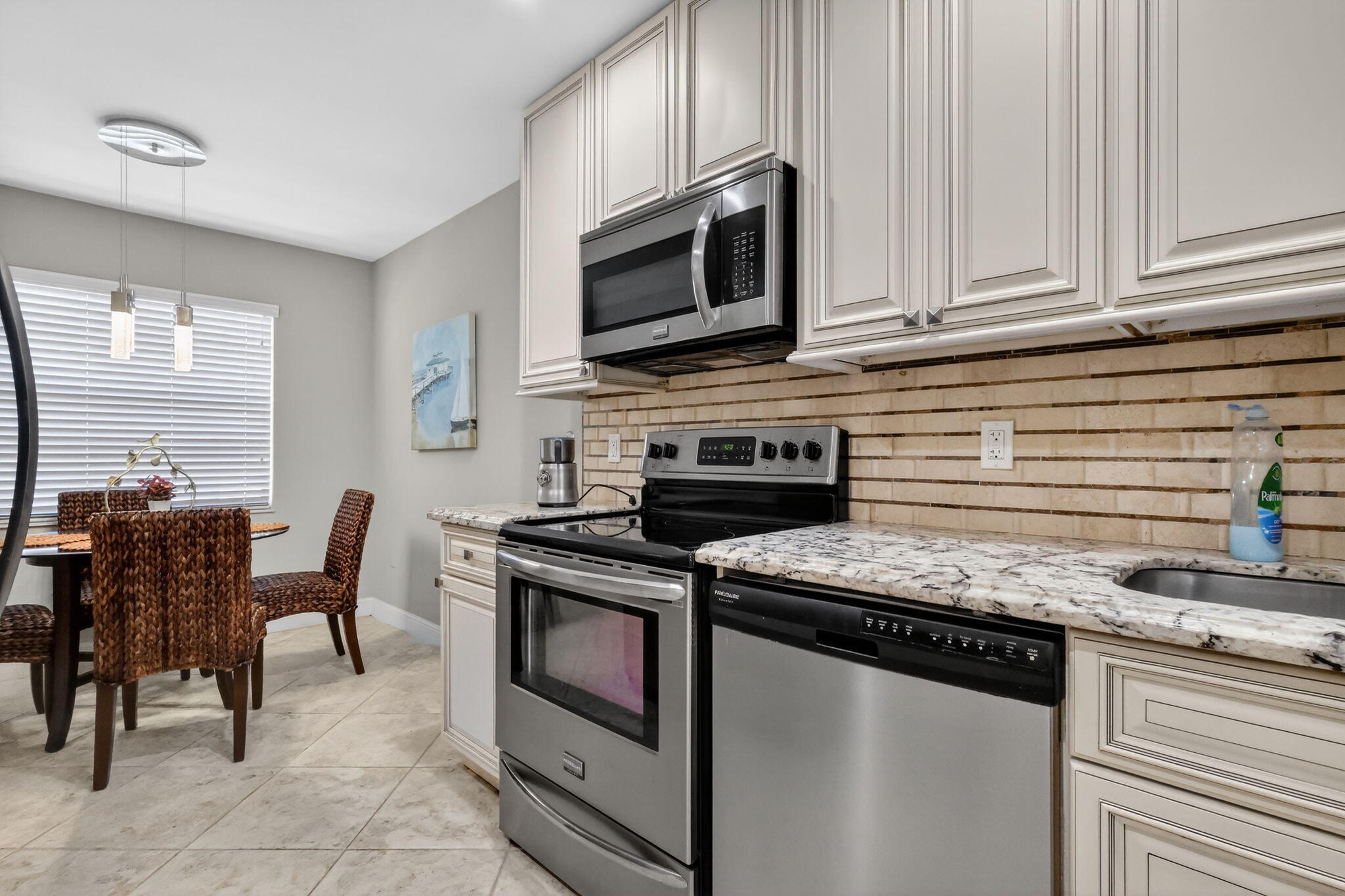 41 Stratford Lane W B