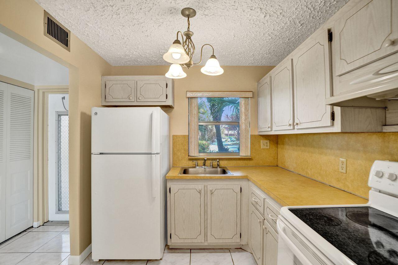 9460 Sunrise Lakes Boulevard Unit: 106