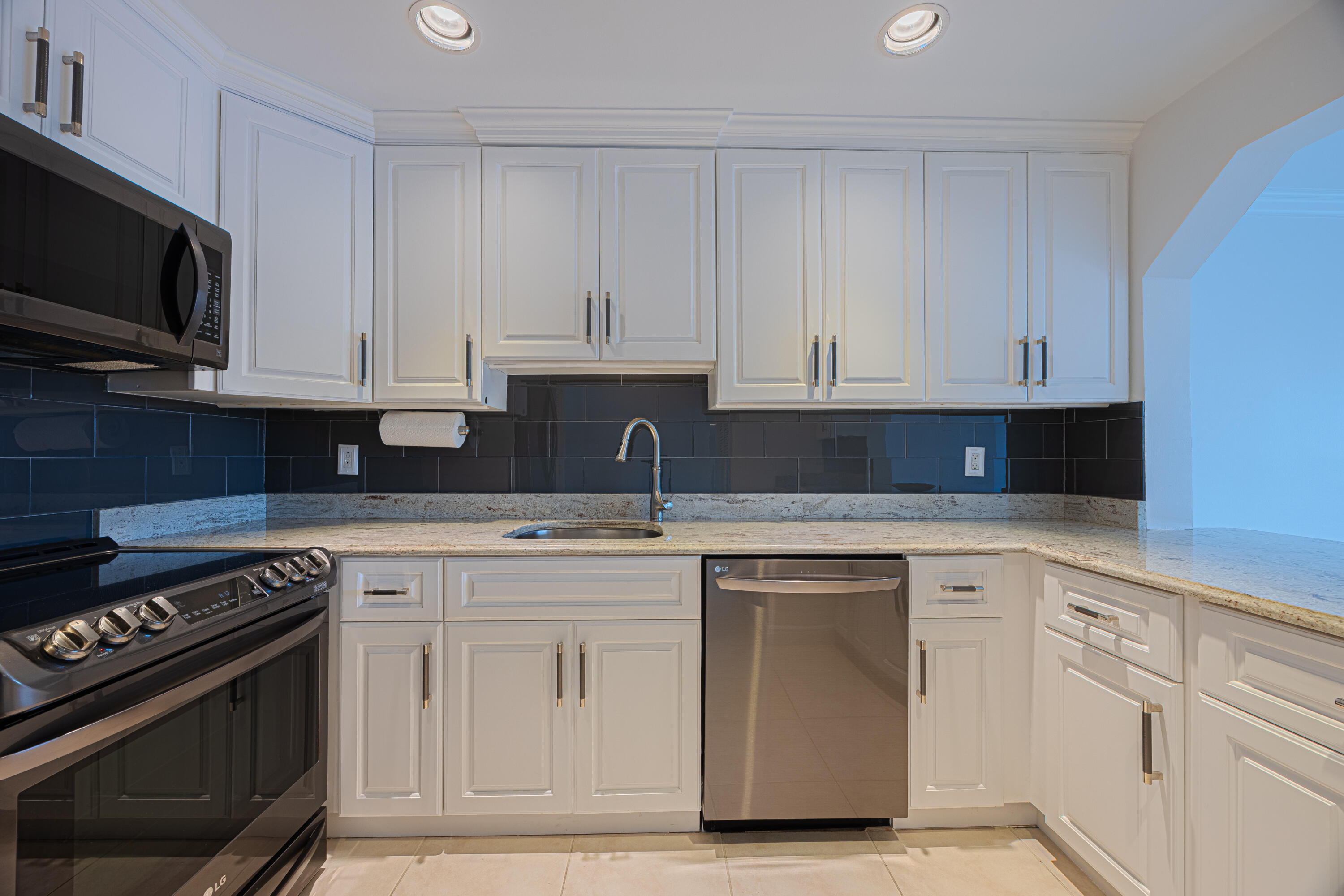 801 Palm Trail 9