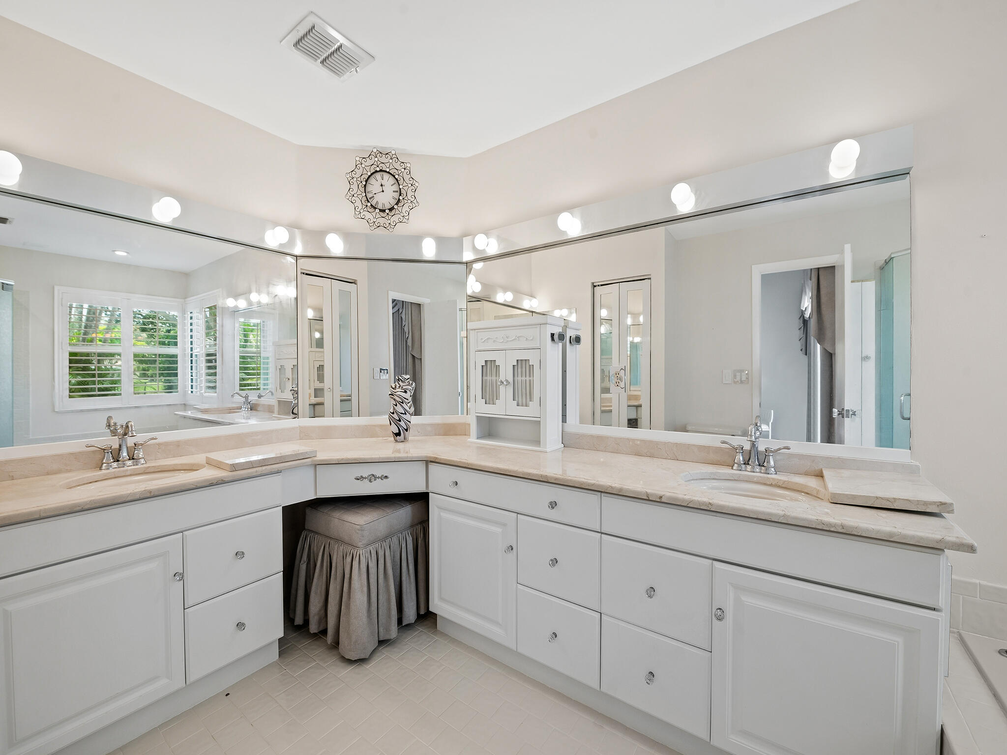 1750 W Oak Knoll Circle