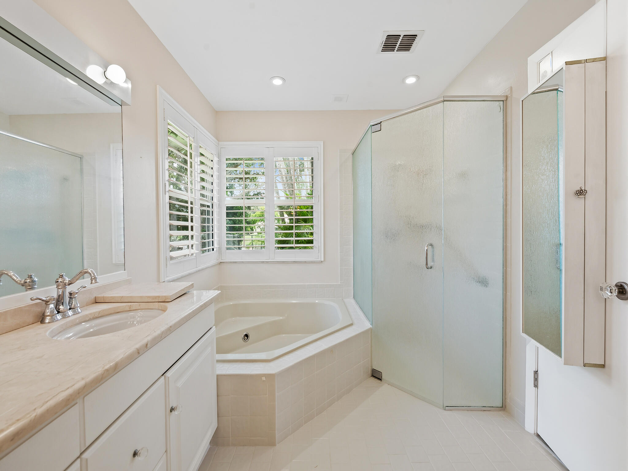 1750 W Oak Knoll Circle