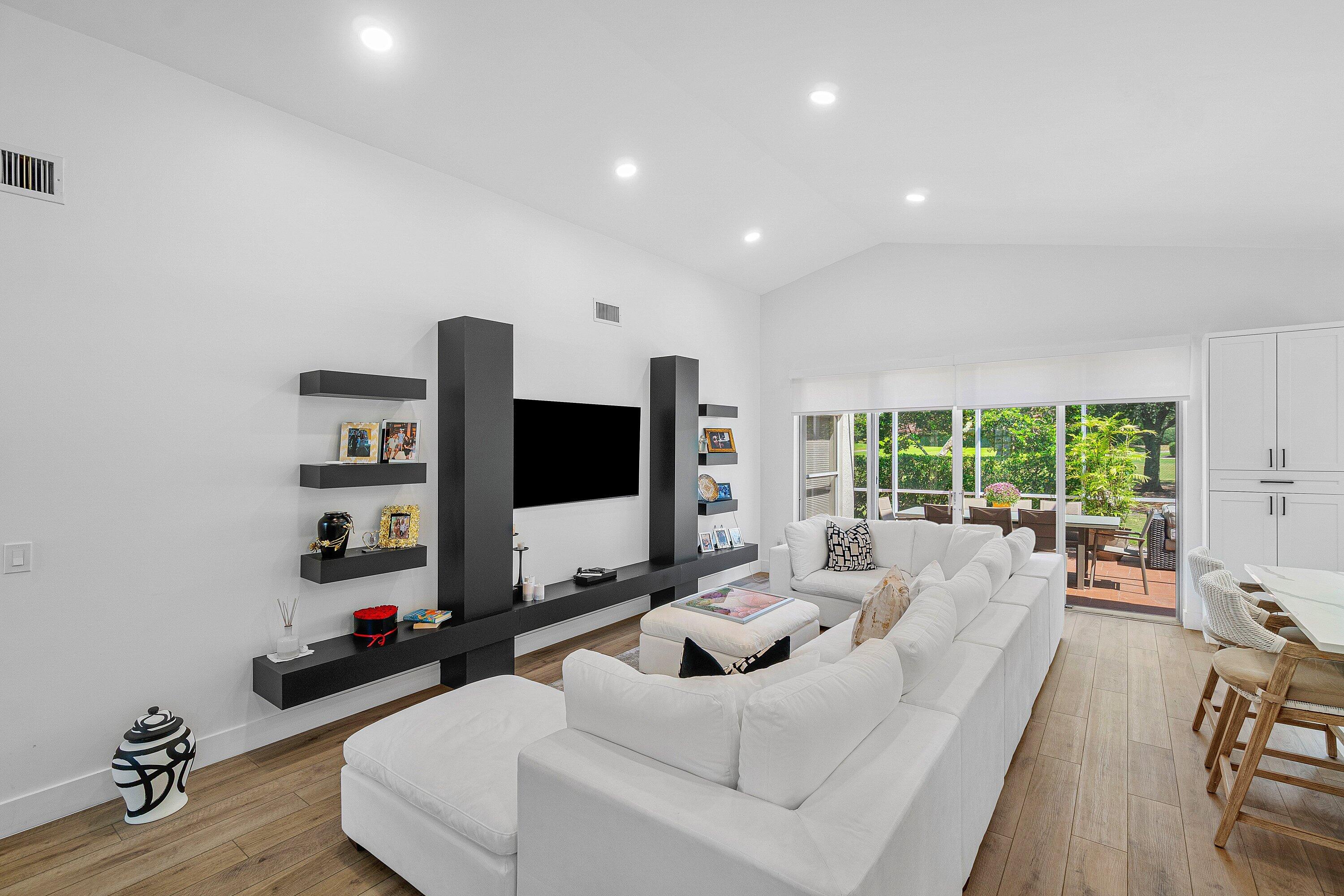 7164 VIA PALOMAR